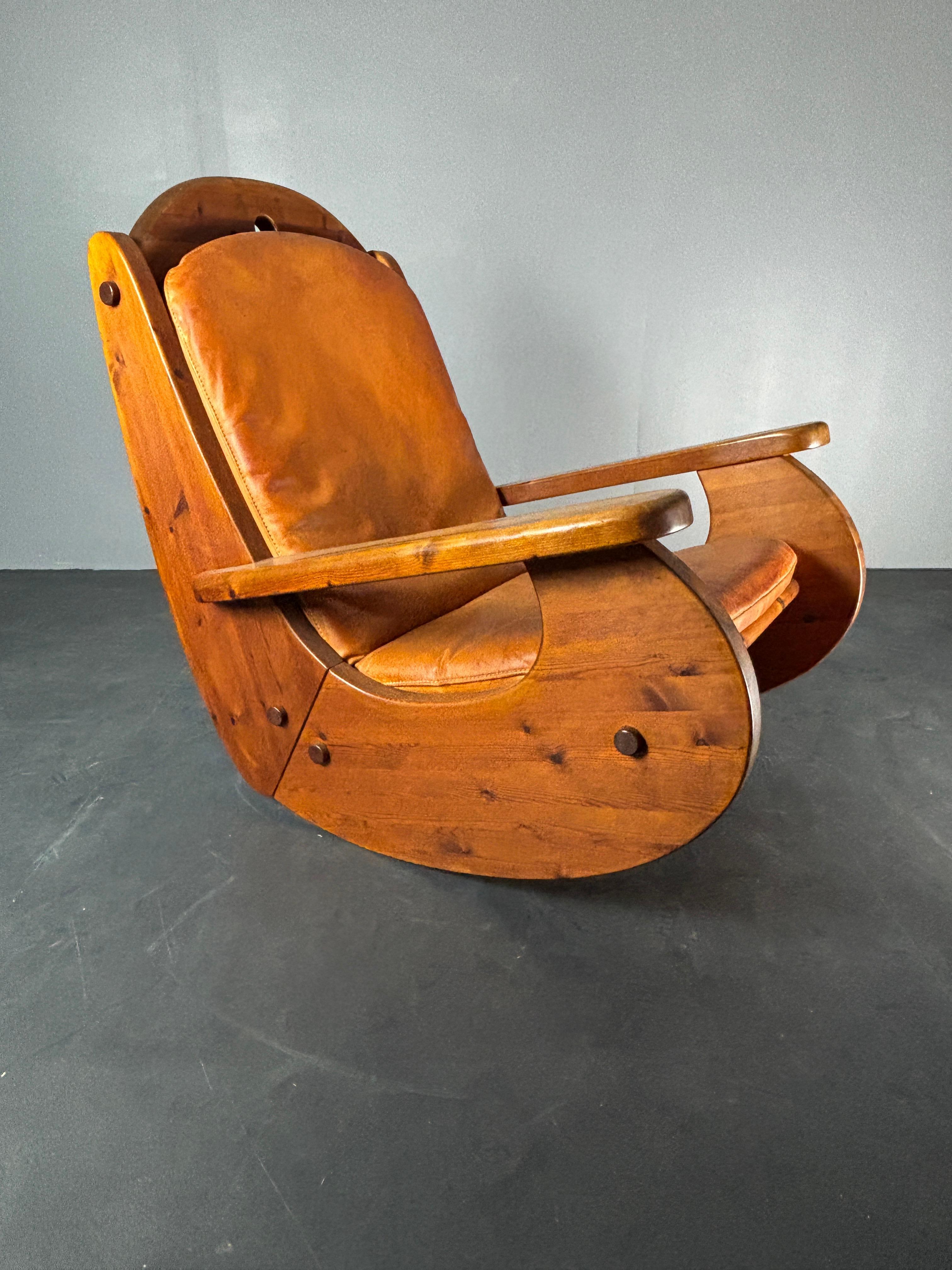 Brutalisme Chaise longue à bascule en pin brutale avec assise en cuir par Wasa 1984 en vente