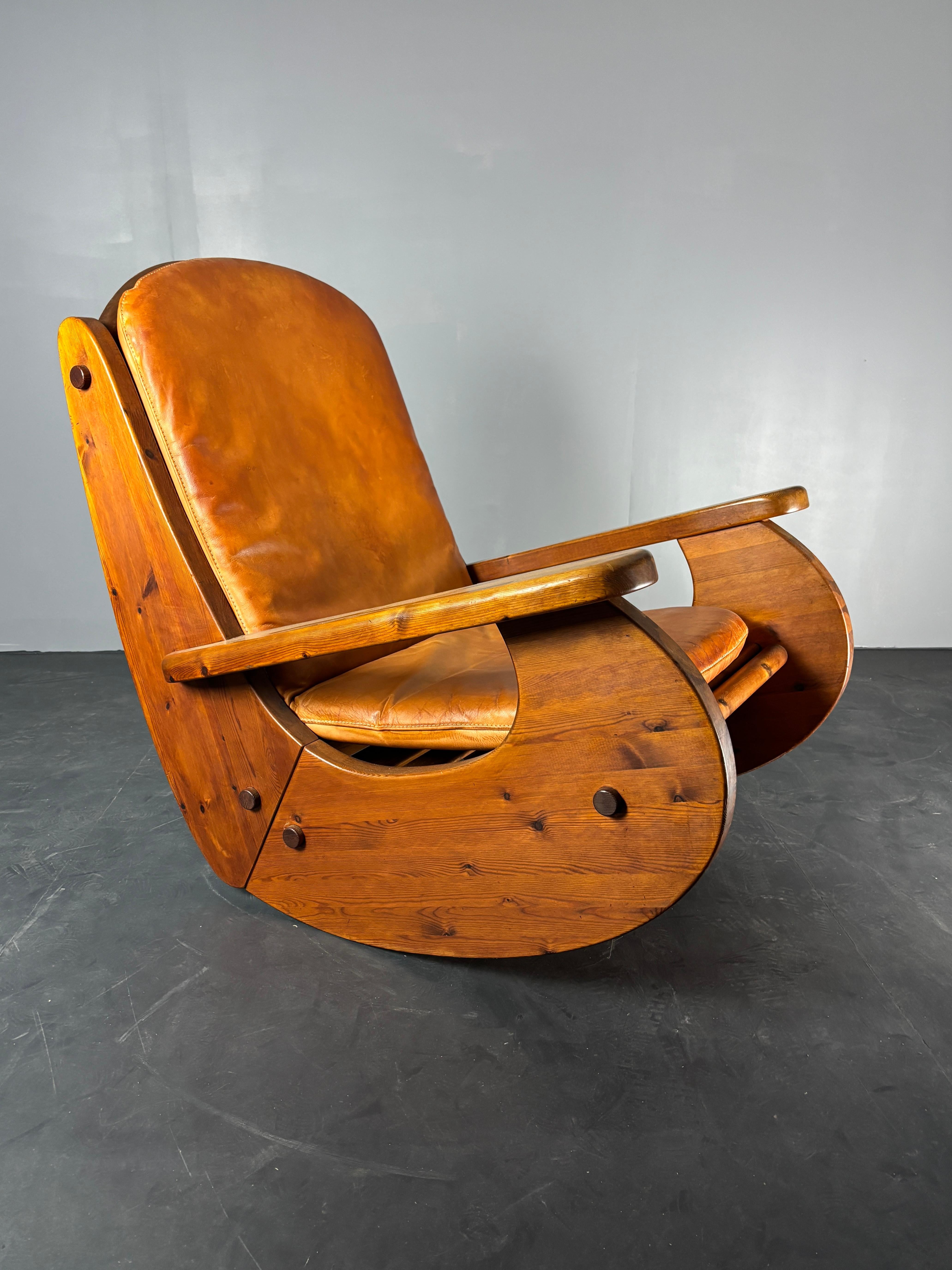 Allemand Chaise longue à bascule en pin brutale avec assise en cuir par Wasa 1984 en vente