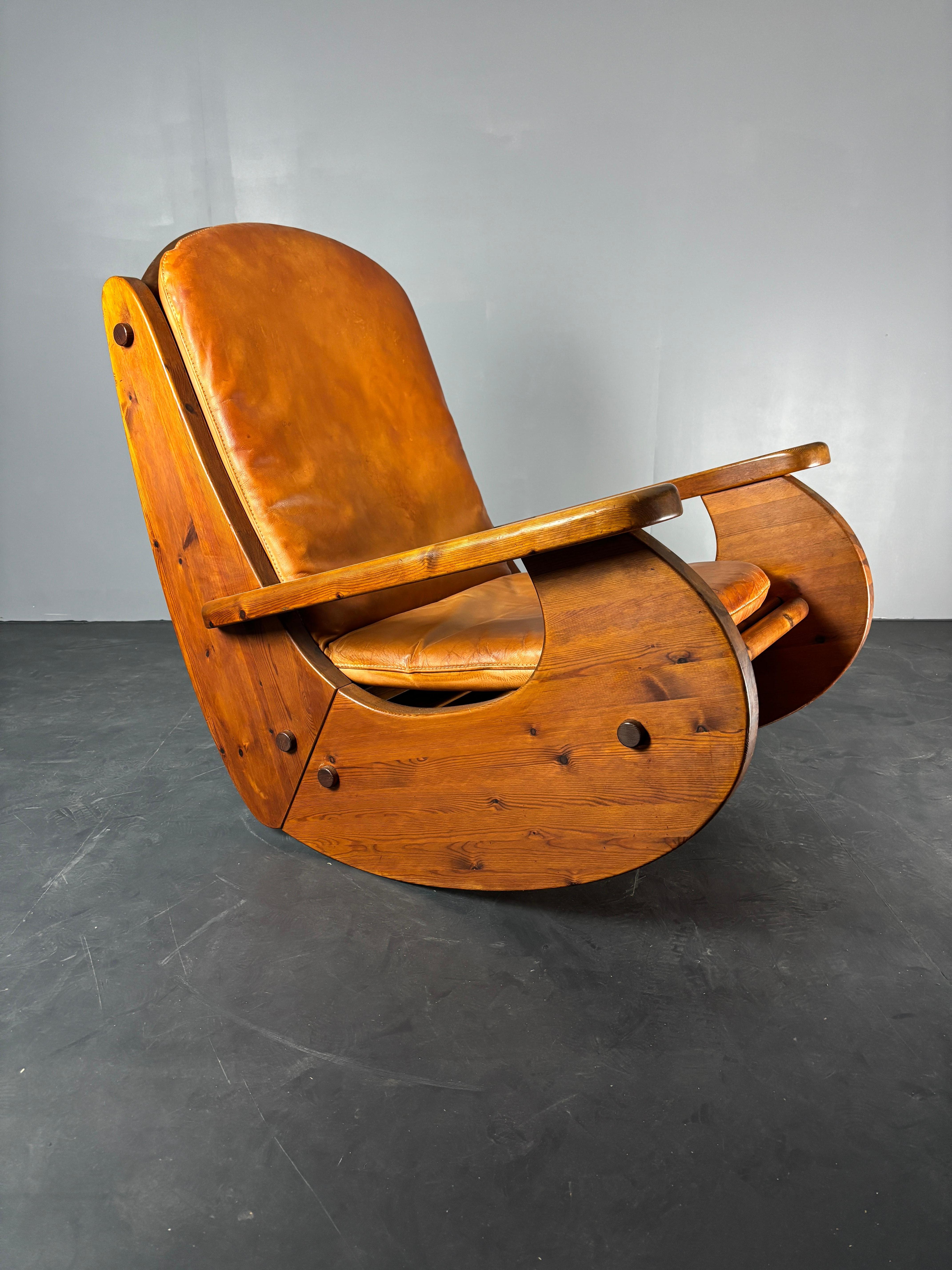 Chaise longue à bascule en pin brutale avec assise en cuir par Wasa 1984 Bon état - En vente à Zaandam, NL