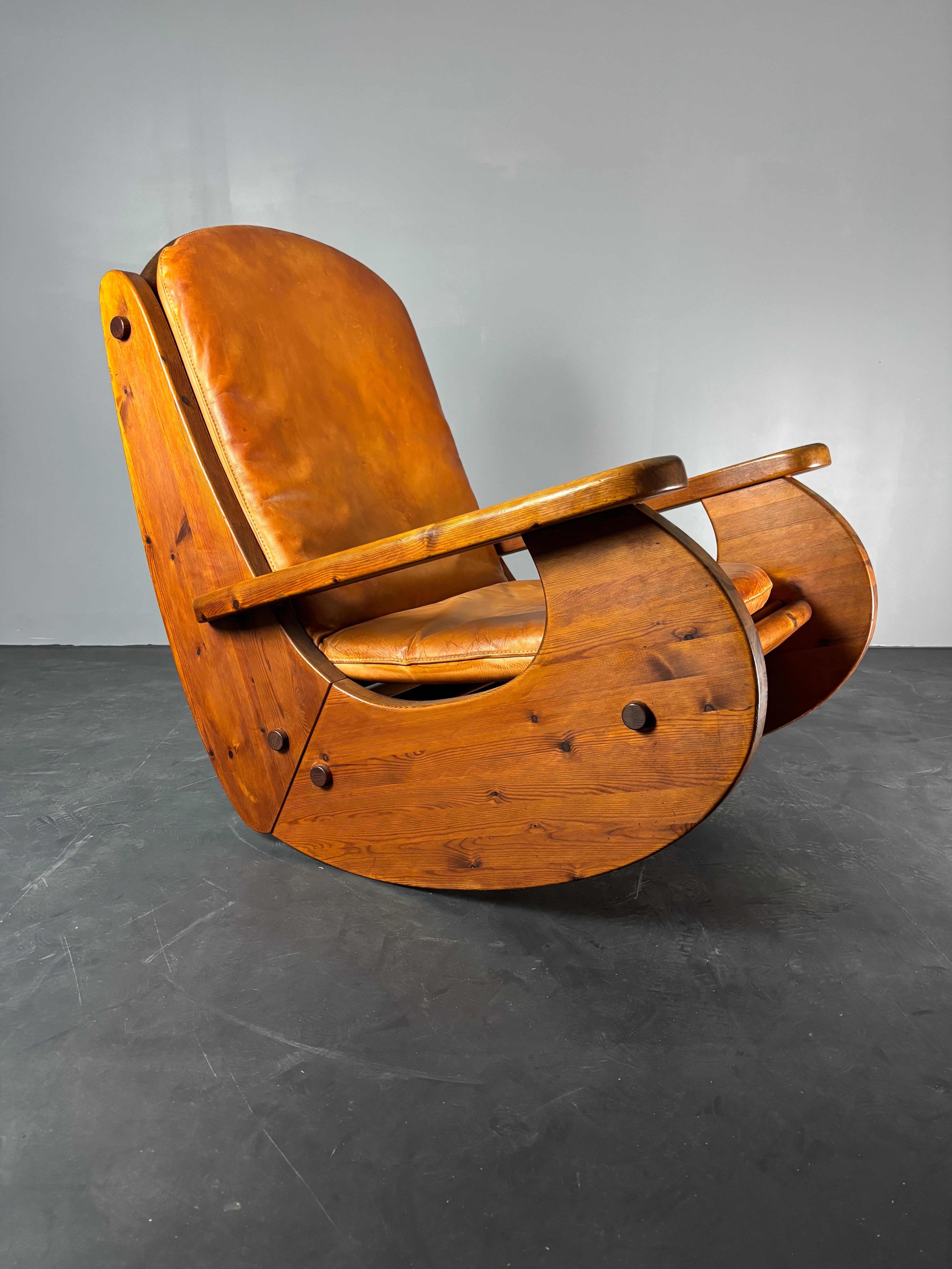 Fin du 20e siècle Chaise longue à bascule en pin brutale avec assise en cuir par Wasa 1984 en vente
