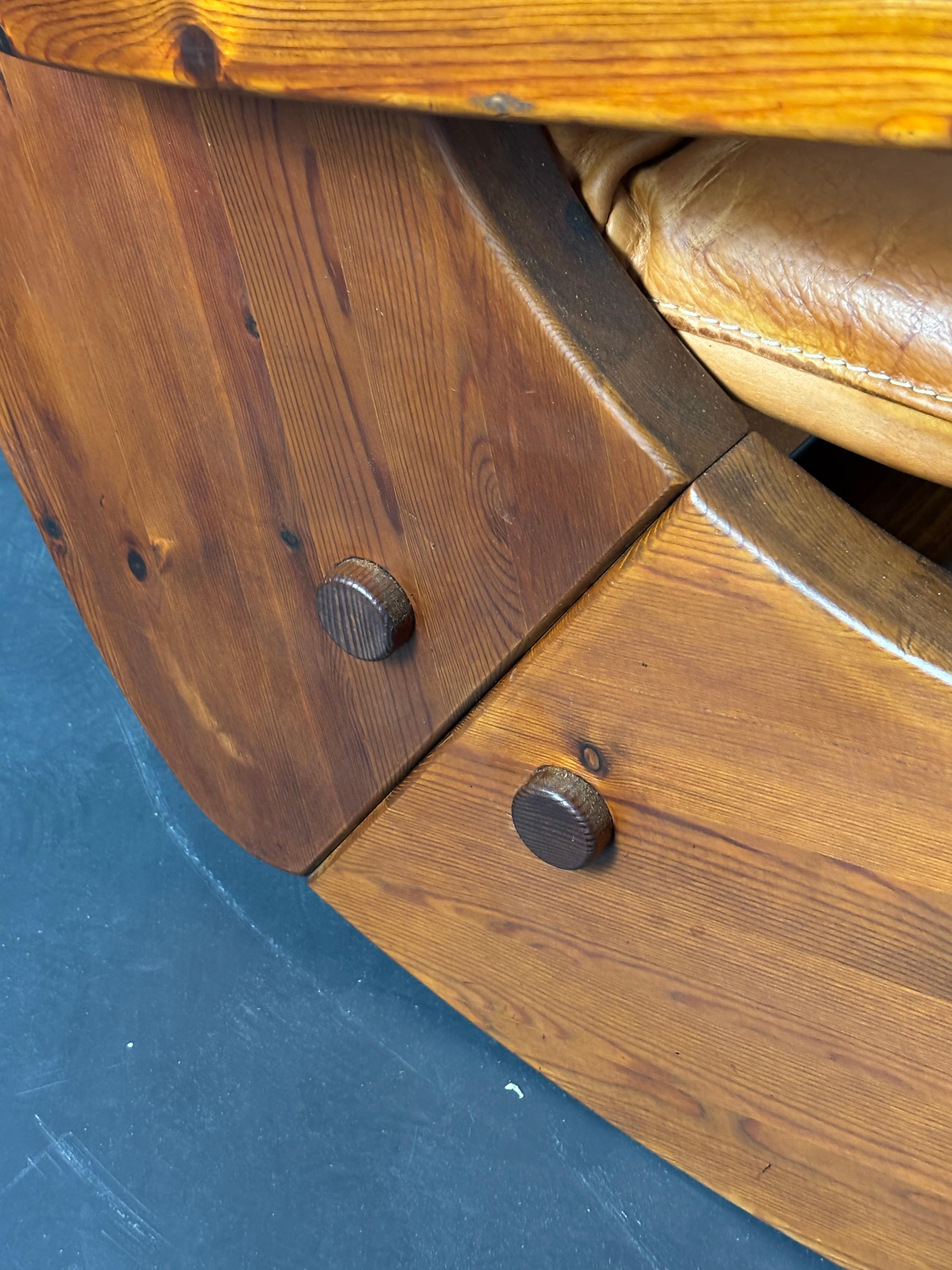 Cuir Chaise longue à bascule en pin brutale avec assise en cuir par Wasa 1984 en vente