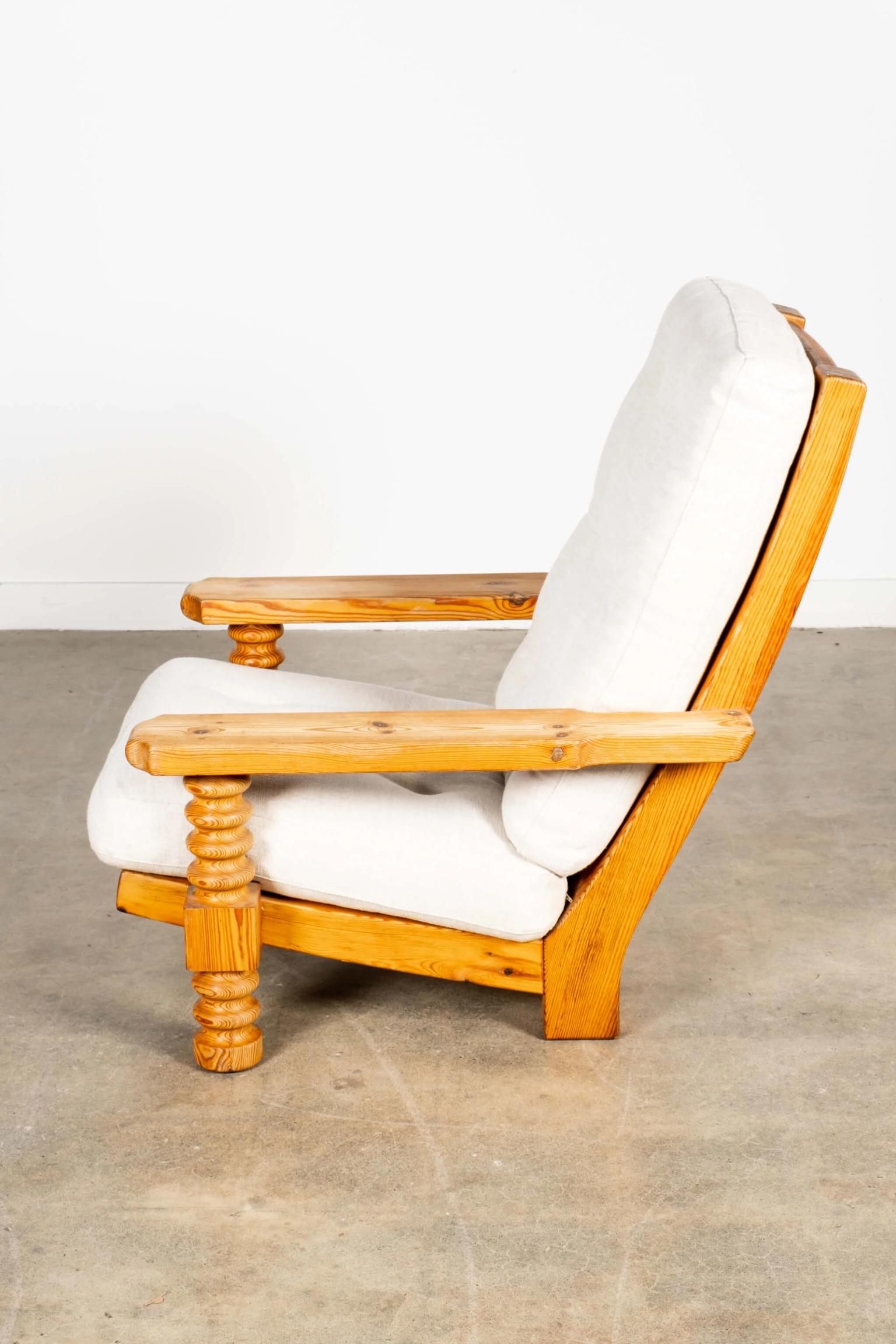 Brutalist Pine Spool Armchair with Belgian Linen Upholstered Seat In Good Condition For Sale In Toronto, CA