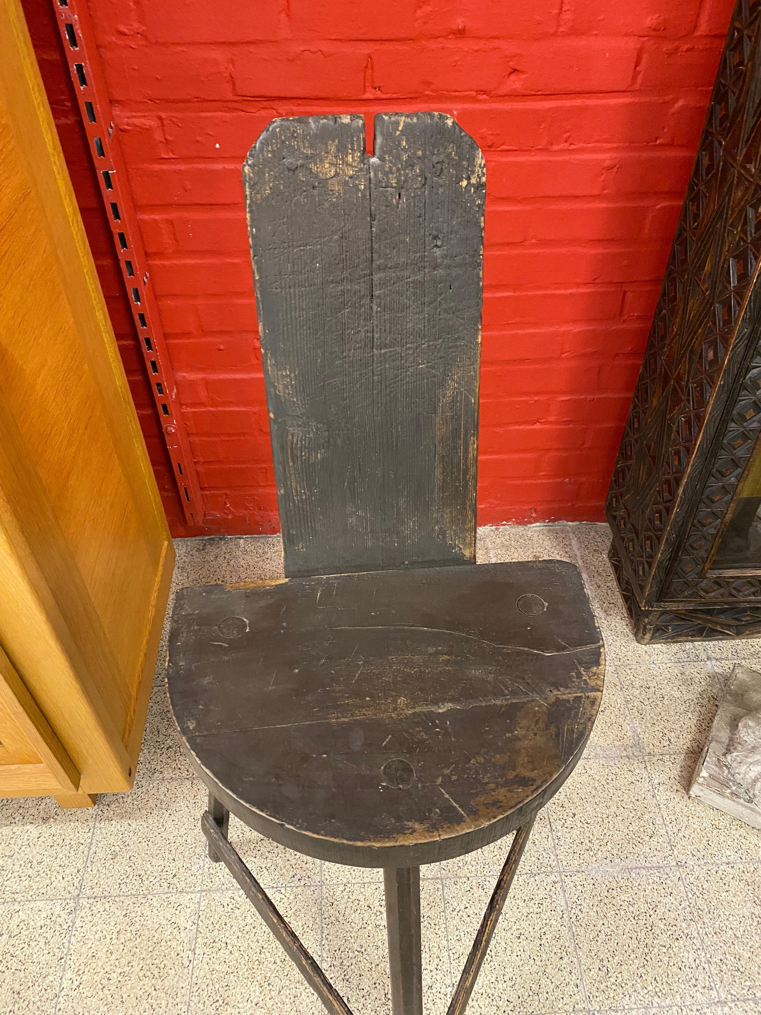 Brutalistischer Kieferhocker aus Kiefer, um 1950 im Angebot 1