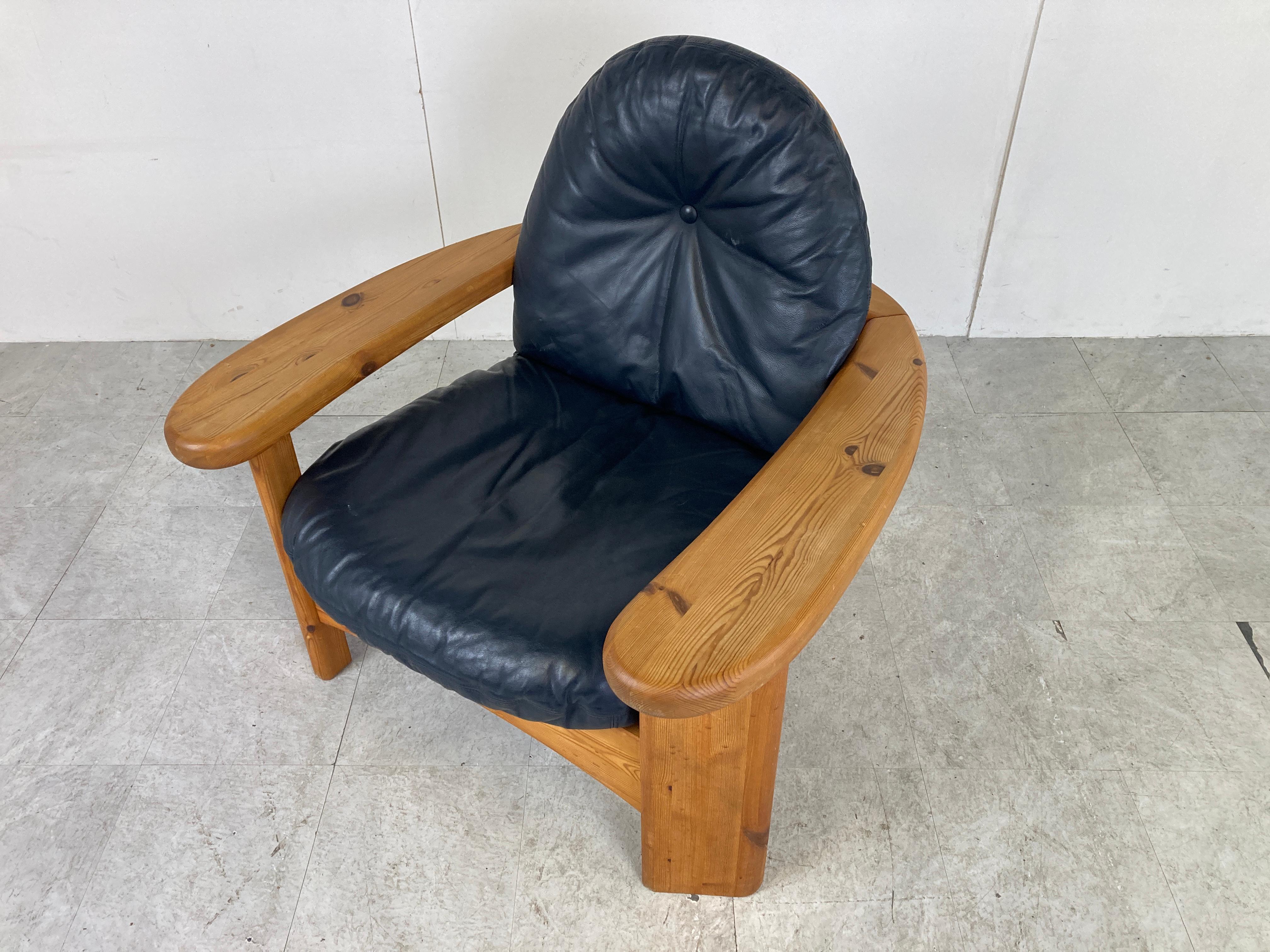 Oversize brutalist pine wood armchair with black leather cushions.

very comfortable armchair wkith a nice 'brut' look.

Its tripod base and interlocking design really sets it apart and looks great.

1960s - Germany

Dimensions
Height: