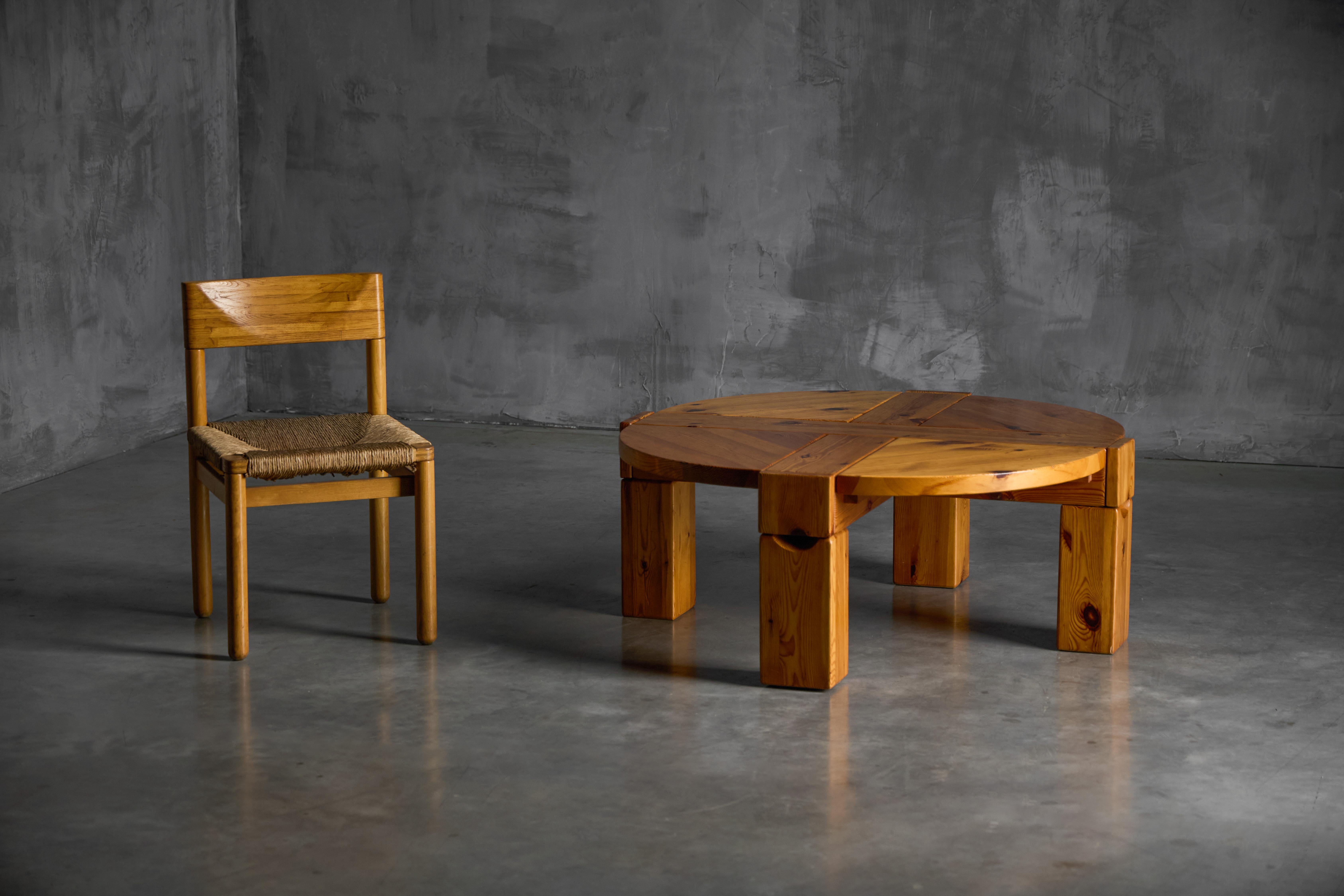 Brutalist Pine Wood Coffee Table, Sweden, 1970s (Brutalismus) im Angebot