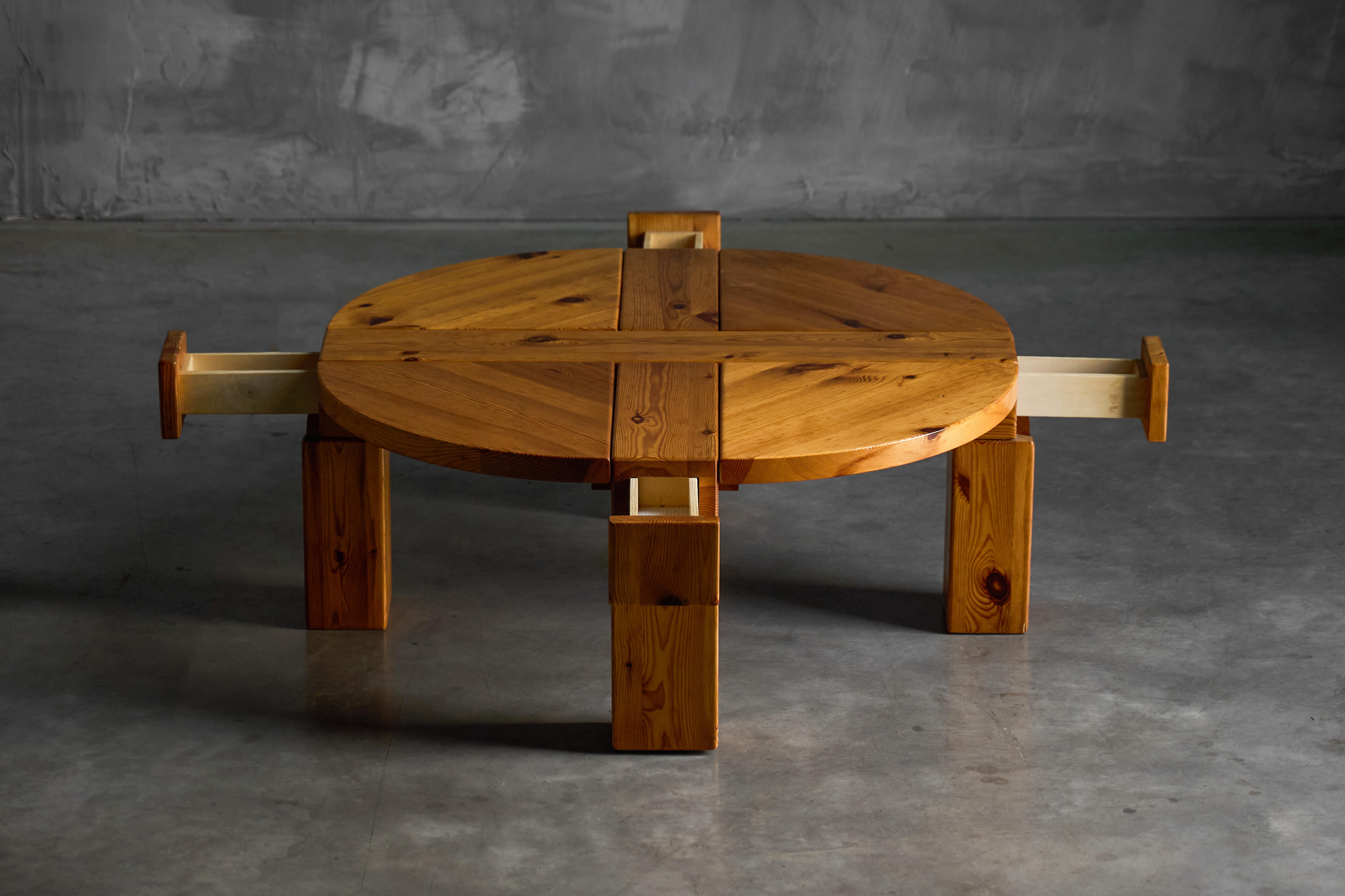 Brutalist Pine Wood Coffee Table, Sweden, 1970s (Schwedisch) im Angebot