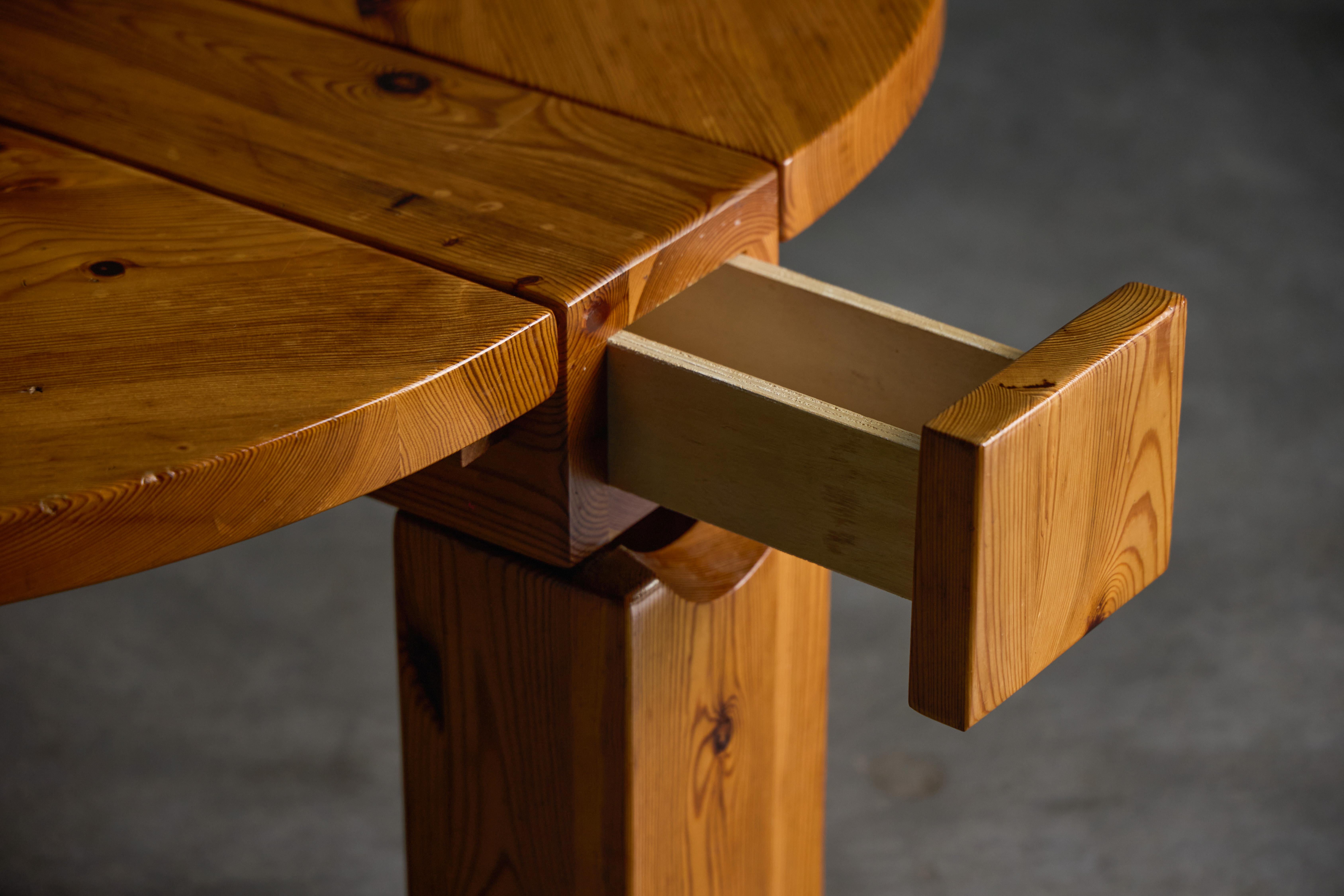Brutalist Pine Wood Coffee Table, Sweden, 1970s im Zustand „Gut“ im Angebot in Antwerp, BE