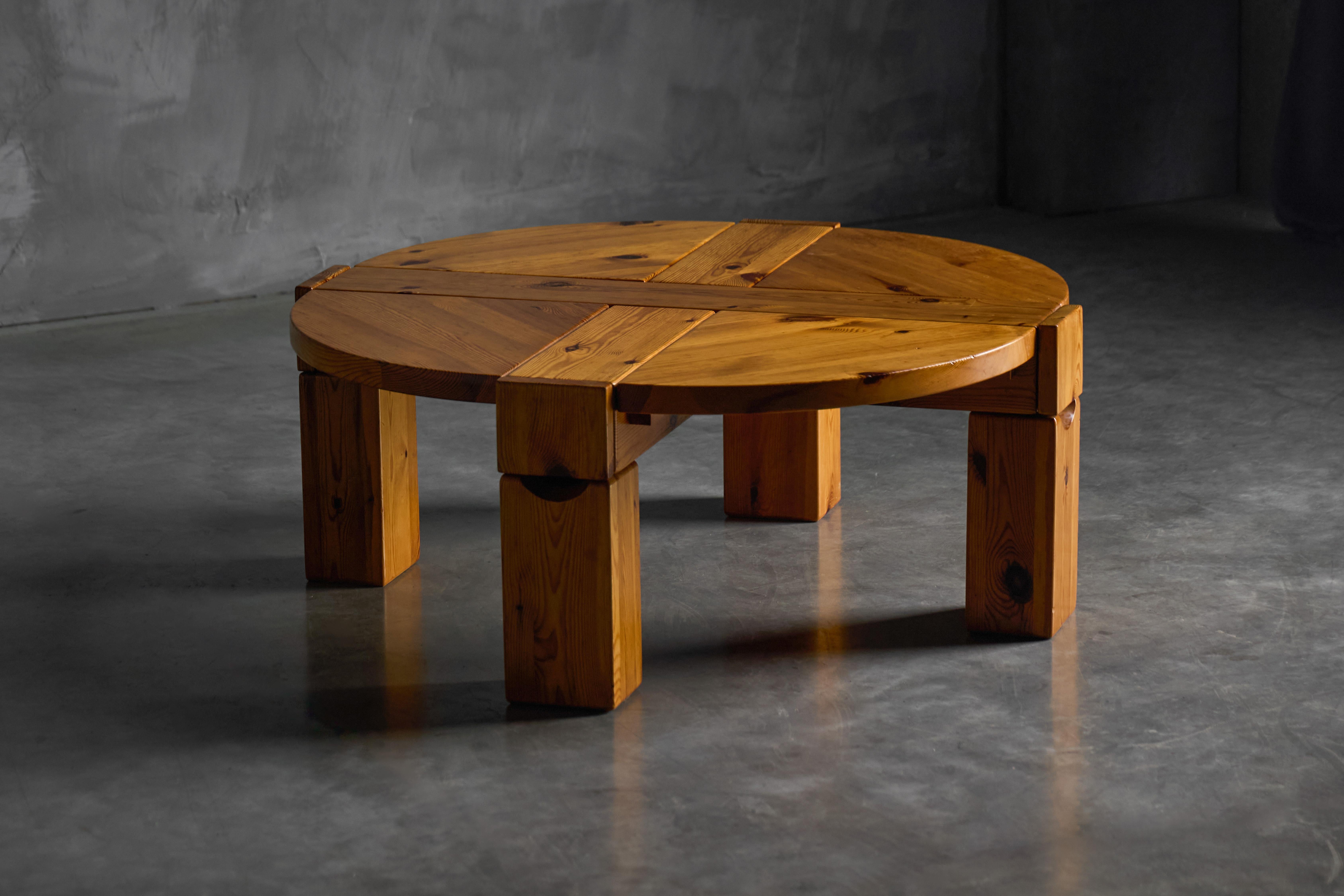Brutalist Pine Wood Coffee Table, Sweden, 1970s (Ende des 20. Jahrhunderts) im Angebot