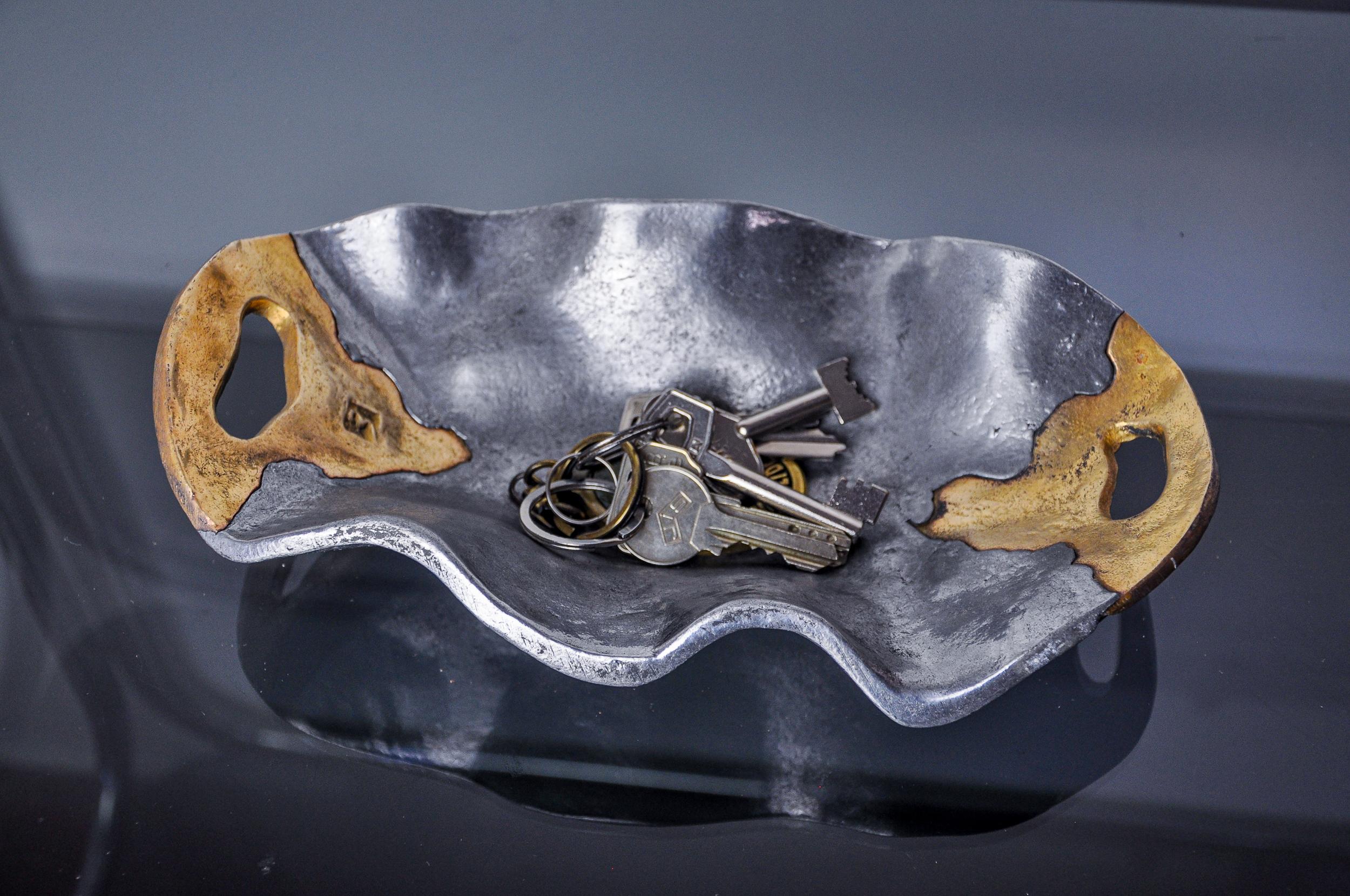 Superba e rara tasca vuota brutalista progettata e prodotta da arte3 in Spagna negli anni Ottanta. Struttura artigianale in bronzo e alluminio. Bellissimo oggetto di design che decorerà meravigliosamente i tuoi interni. Un bellissimo stato di