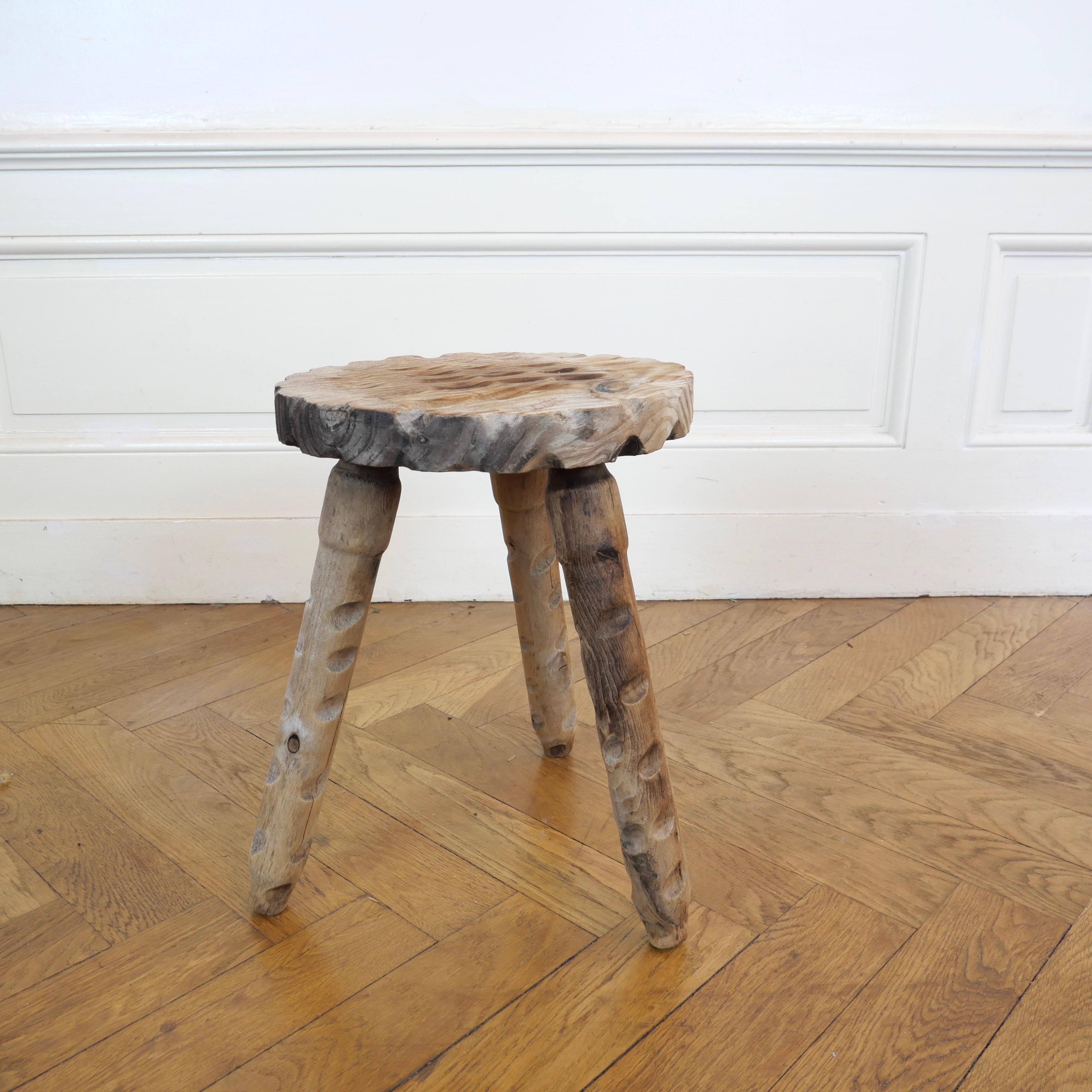 Un petit tabouret de traite plutôt primitif. Sculptée à la main et festonnée. Les pattes se dévissent sur des fils de bois afin que vous puissiez le jeter dans votre sac pour suivre vos chèvres de montagne dans le col.
On dirait qu'il est resté au