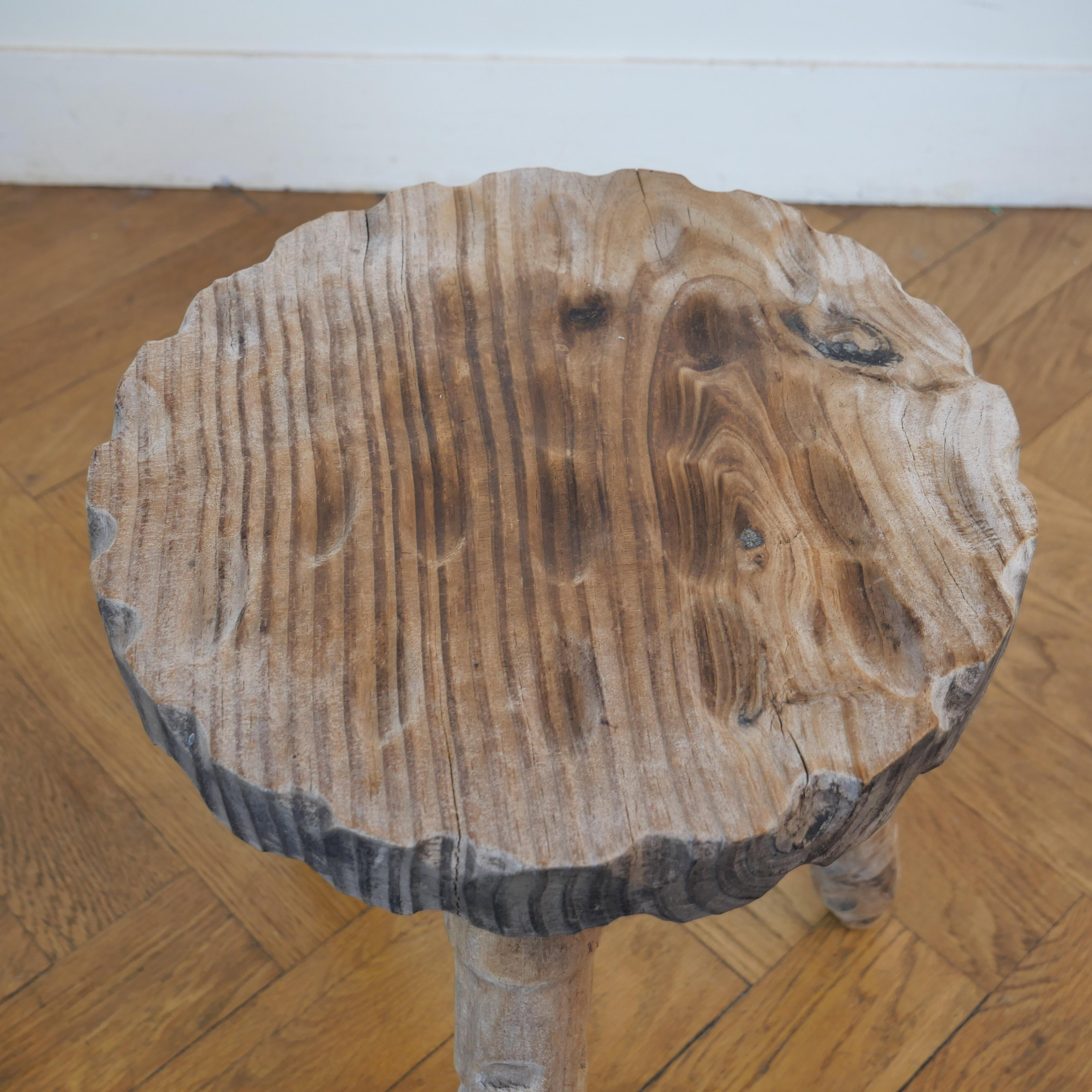 Brutalisme Tabouret de traite tripode brutaliste et primitif en vente