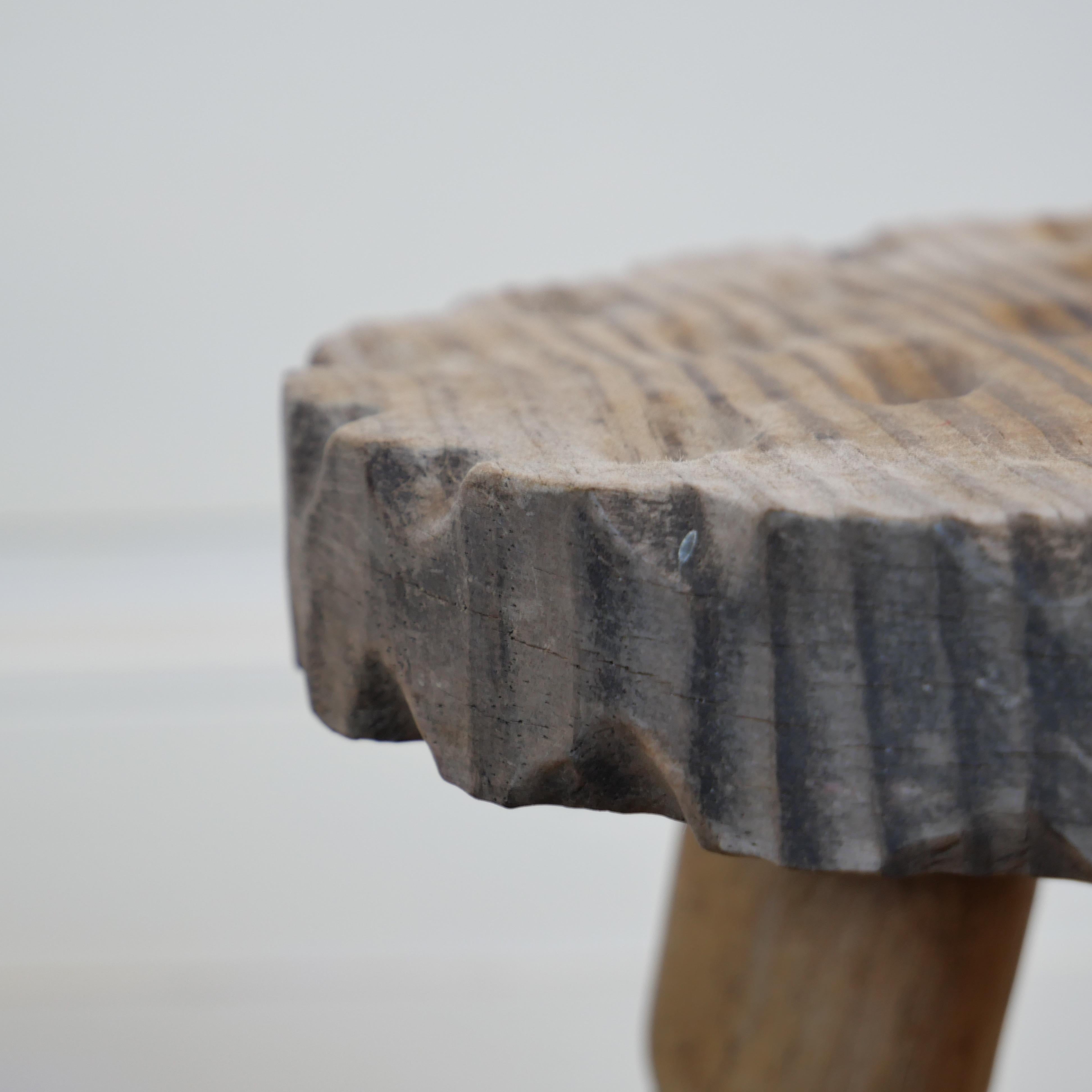 Sculpté à la main Tabouret de traite tripode brutaliste et primitif en vente