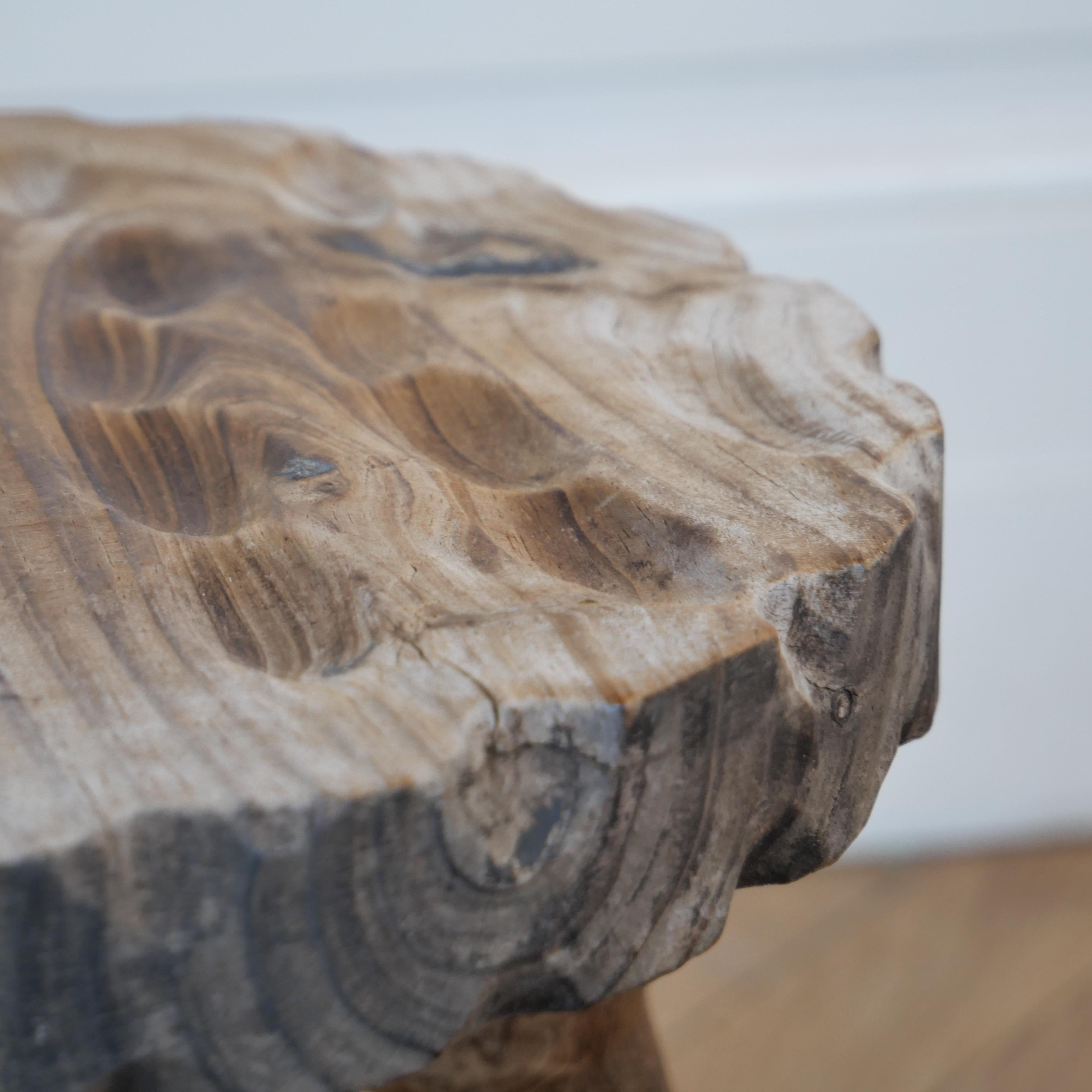 Tabouret de traite tripode brutaliste et primitif Bon état - En vente à LYON, FR