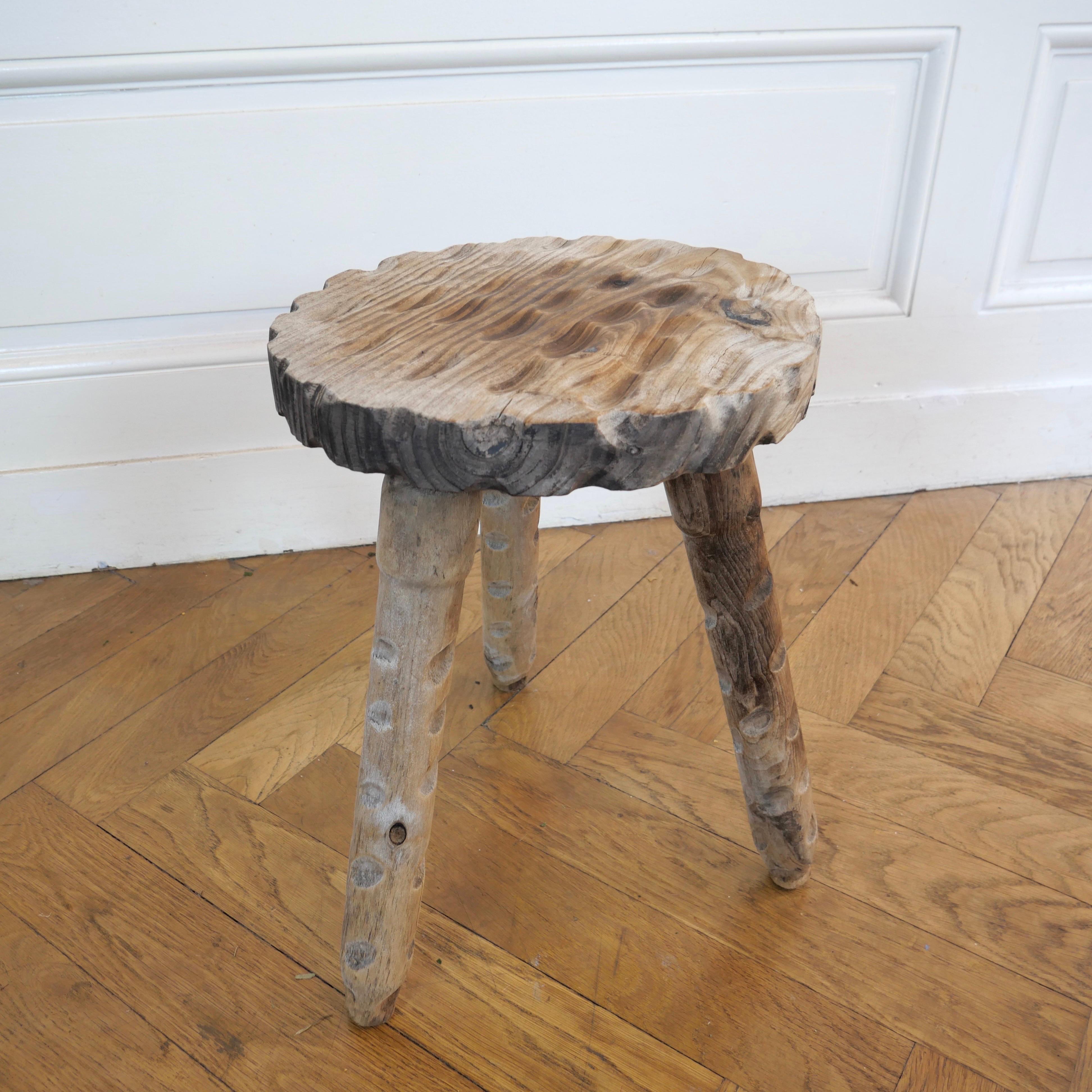 Bois Tabouret de traite tripode brutaliste et primitif en vente