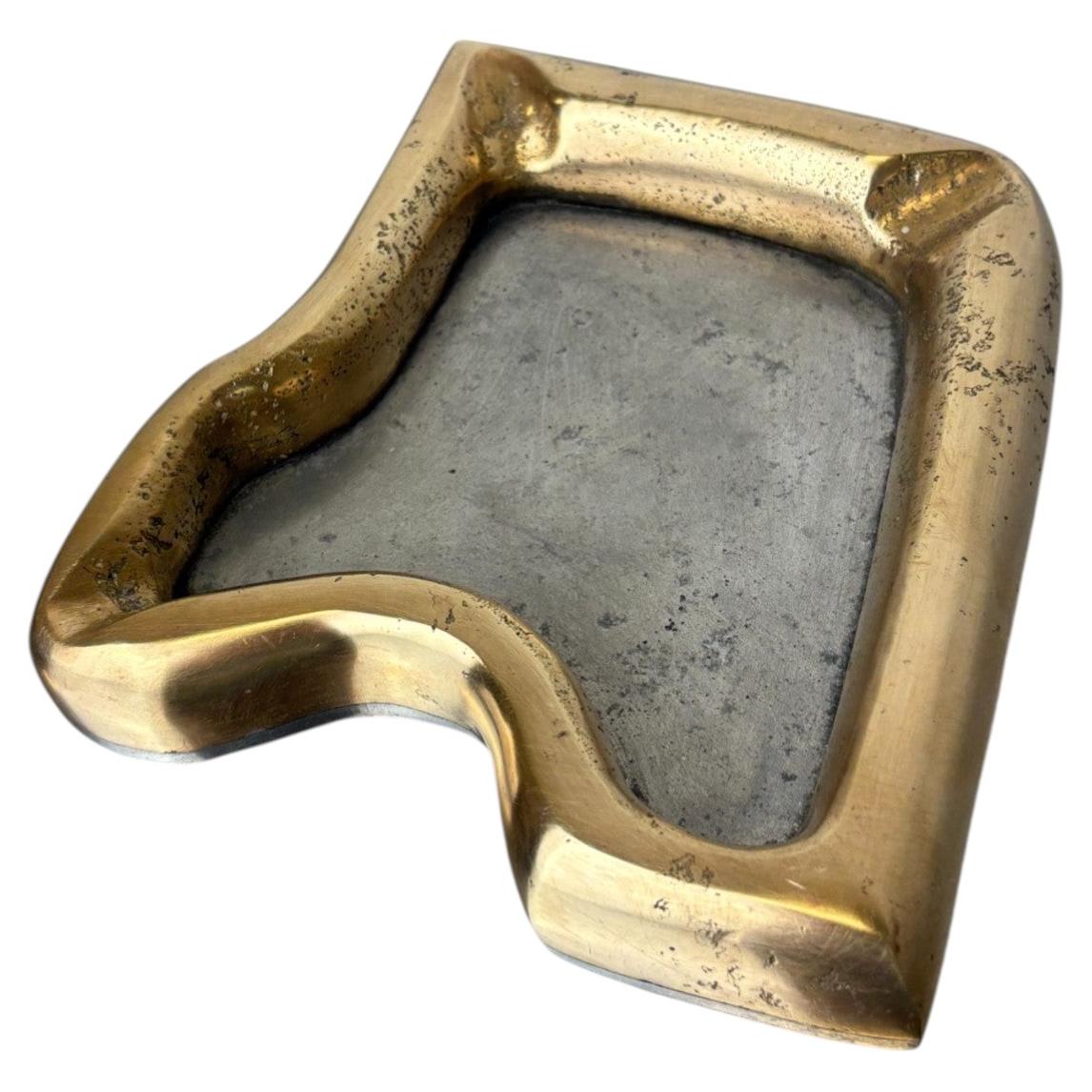 What is the difference between bronze and bronze resin?