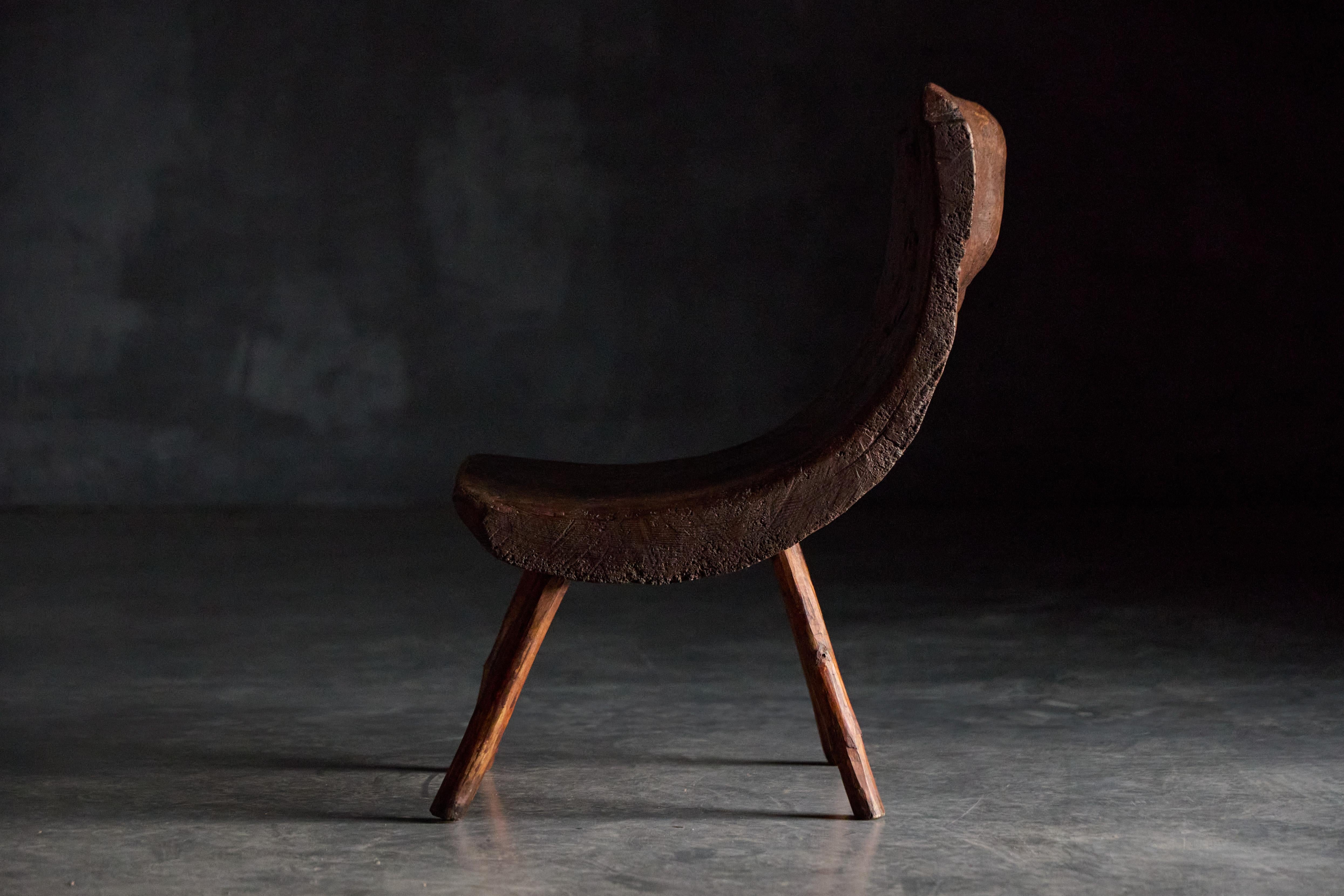 Brutalistischer pyrenäischer Monoxyle-Hocker, Frankreich, 1950er Jahre im Angebot 3