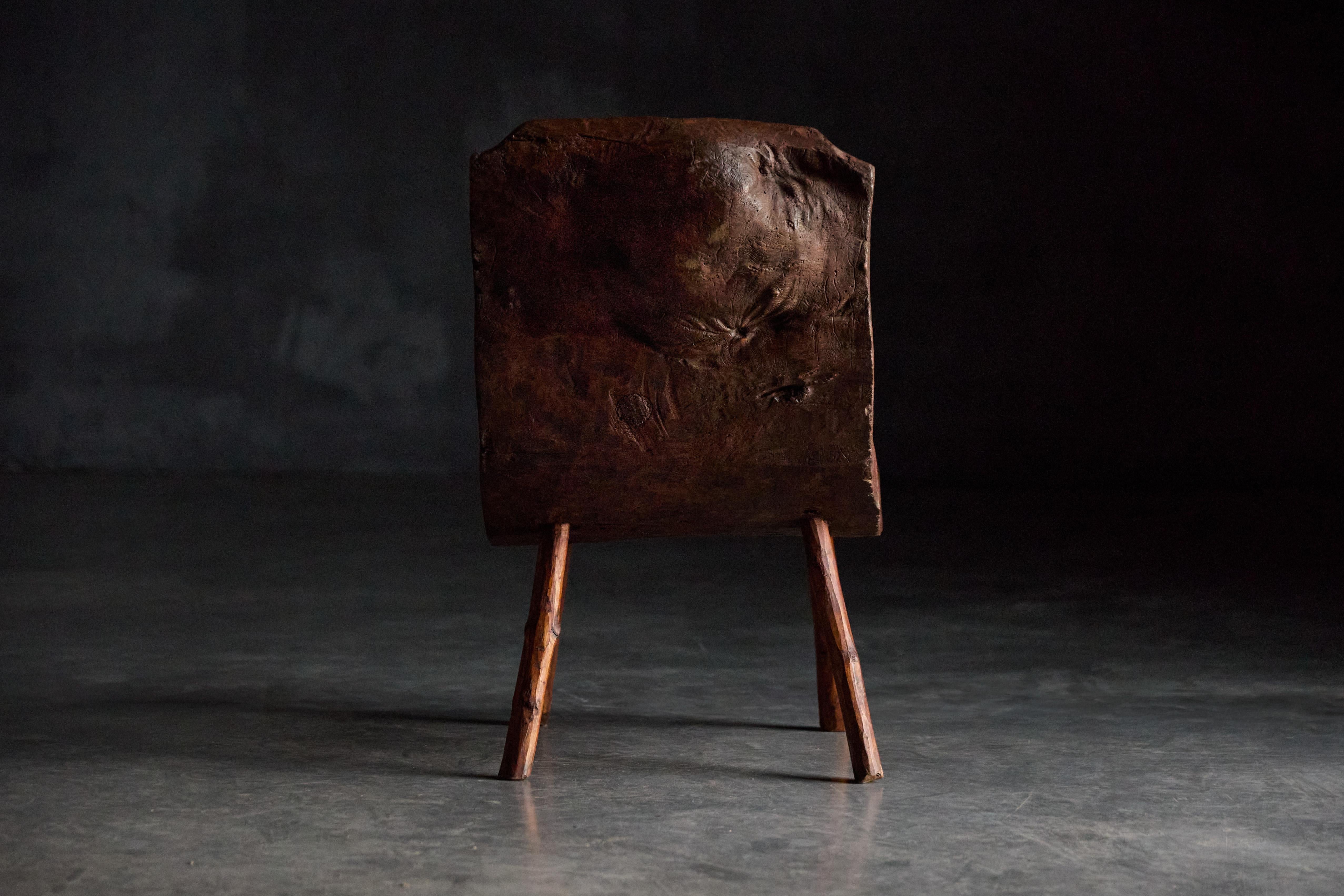 Brutalistischer pyrenäischer Monoxyle-Hocker, Frankreich, 1950er Jahre im Angebot 4