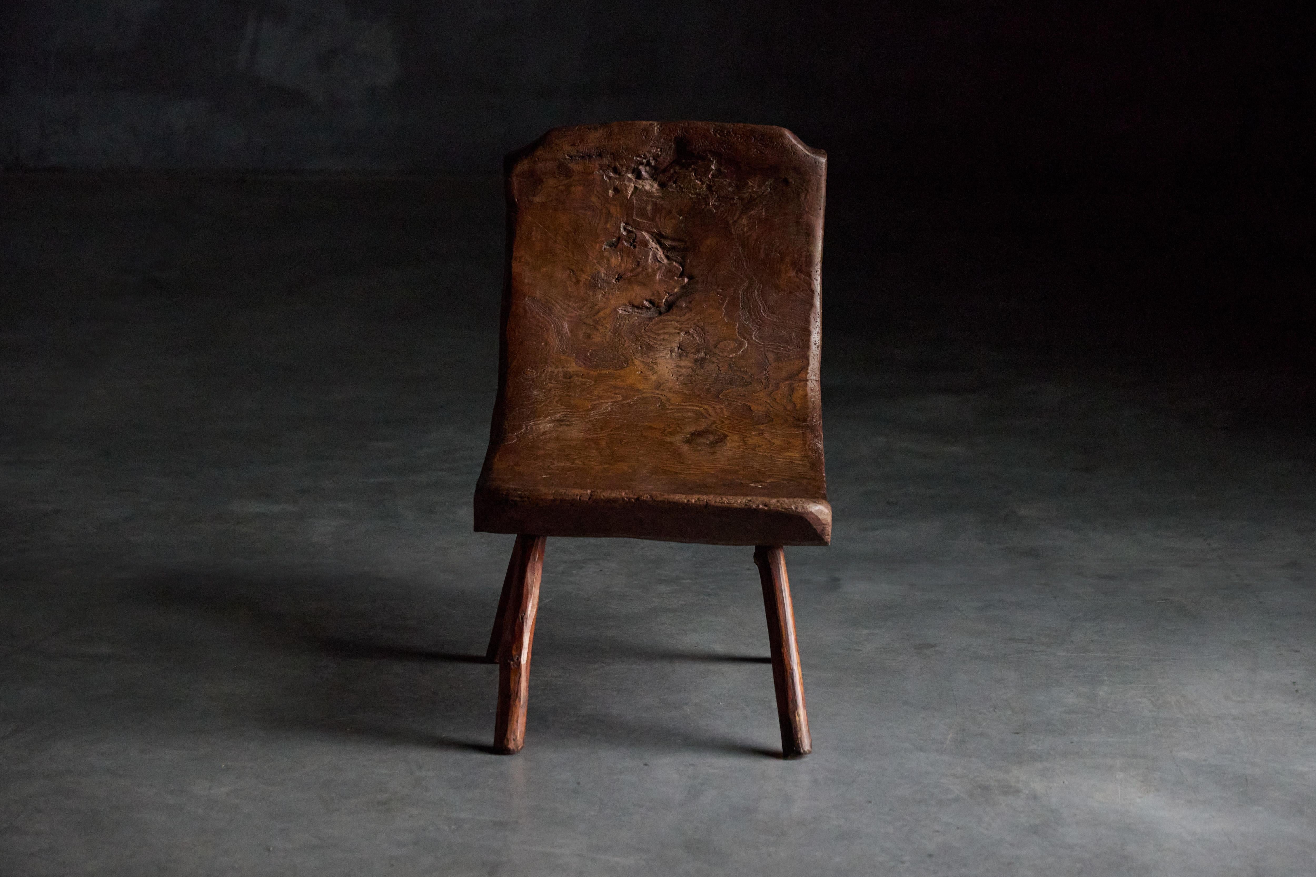 Brutalistischer pyrenäischer Monoxyle-Hocker, Frankreich, 1950er Jahre im Angebot 5