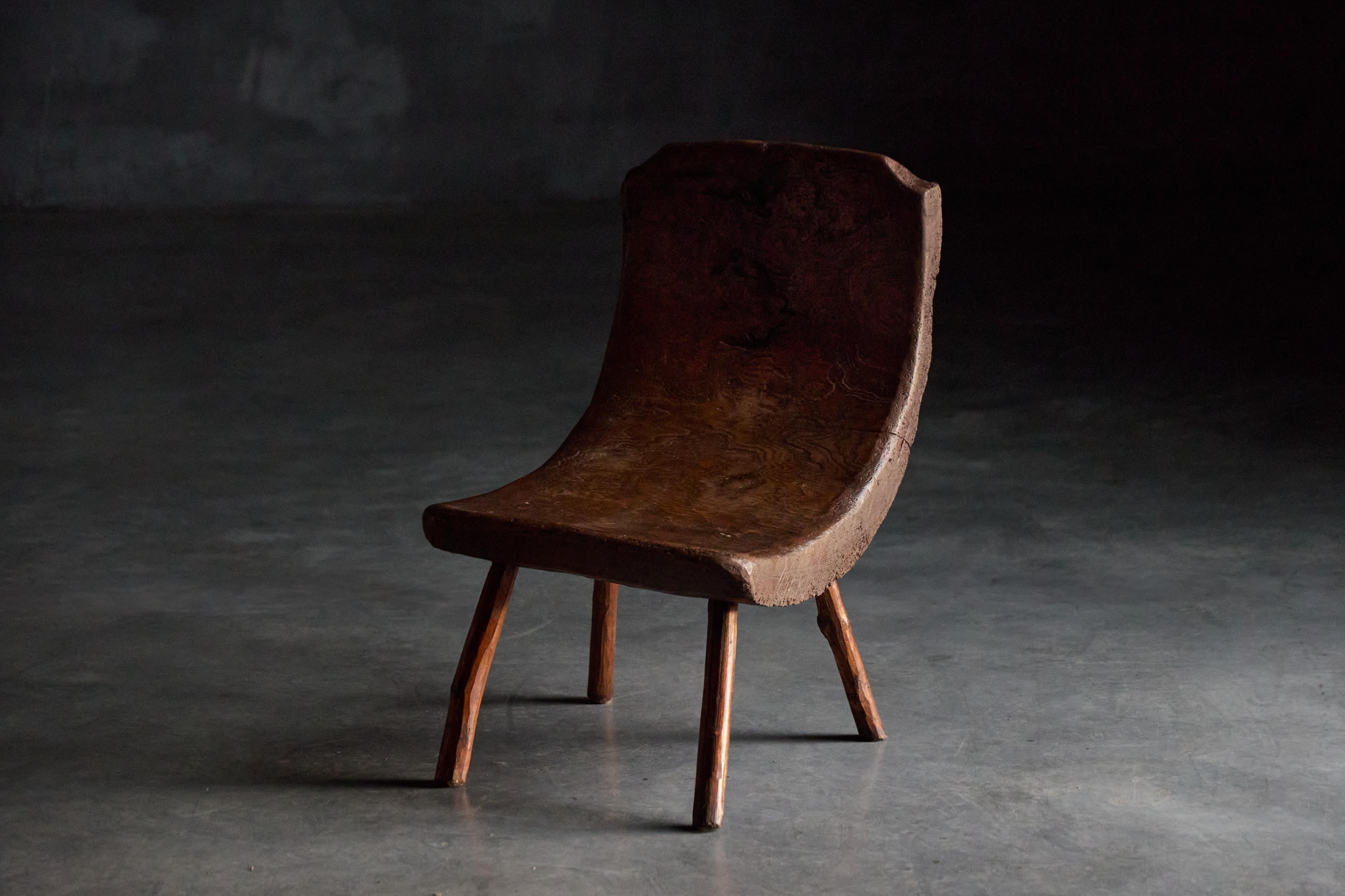 Brutalistischer pyrenäischer Monoxyle-Hocker, Frankreich, 1950er Jahre im Angebot 6