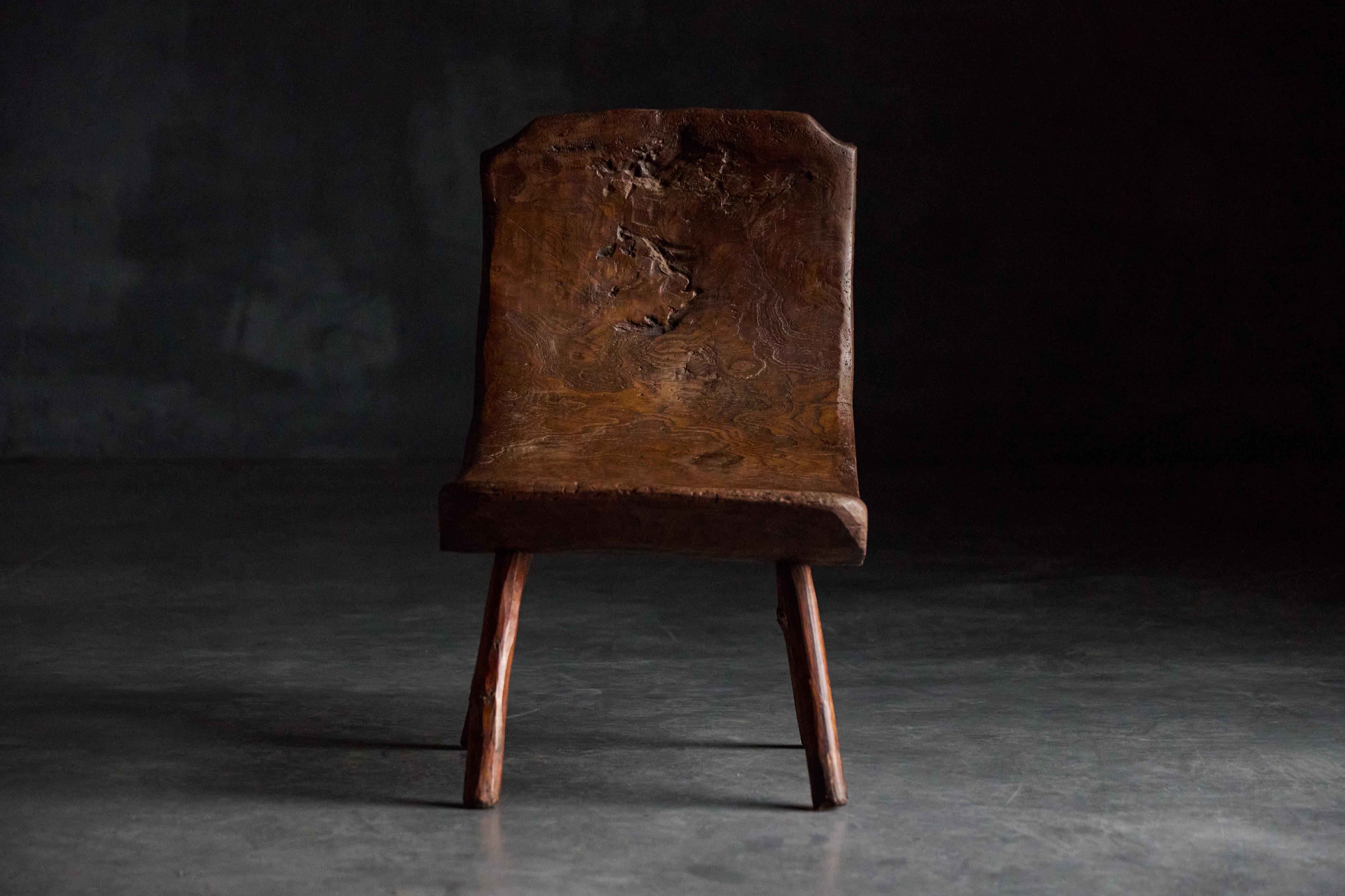 Dieser rustikale und charmante Monoxyle-Holzsitz stammt aus den Pyrenäen und wurde um 1950 gefertigt. Er ist ein schönes Beispiel für traditionelle Handwerkskunst und besteht aus einer Massivholzkonstruktion mit einem aus einem einzigen Stück Holz