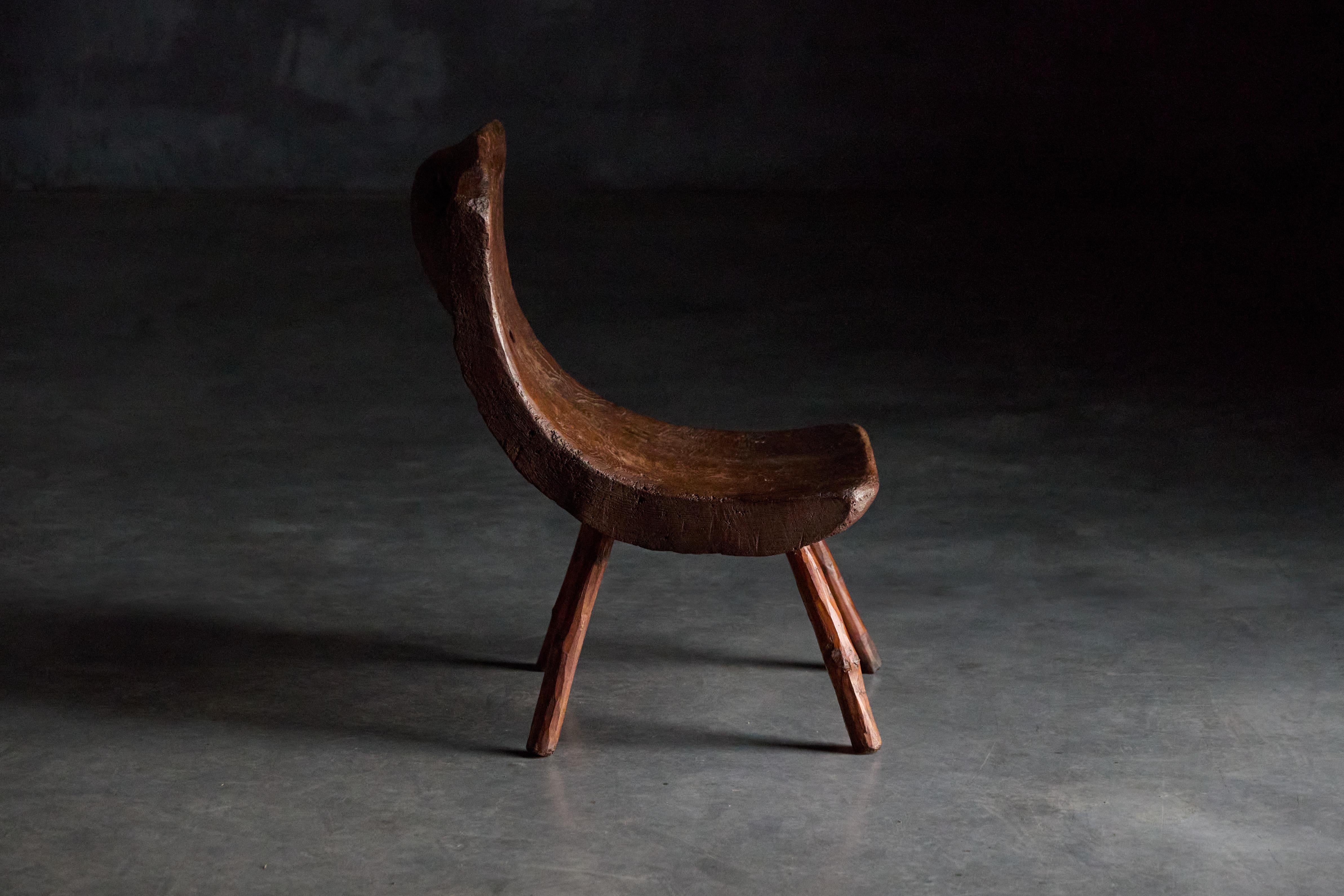 Brutalistischer pyrenäischer Monoxyle-Hocker, Frankreich, 1950er Jahre (Französisch) im Angebot