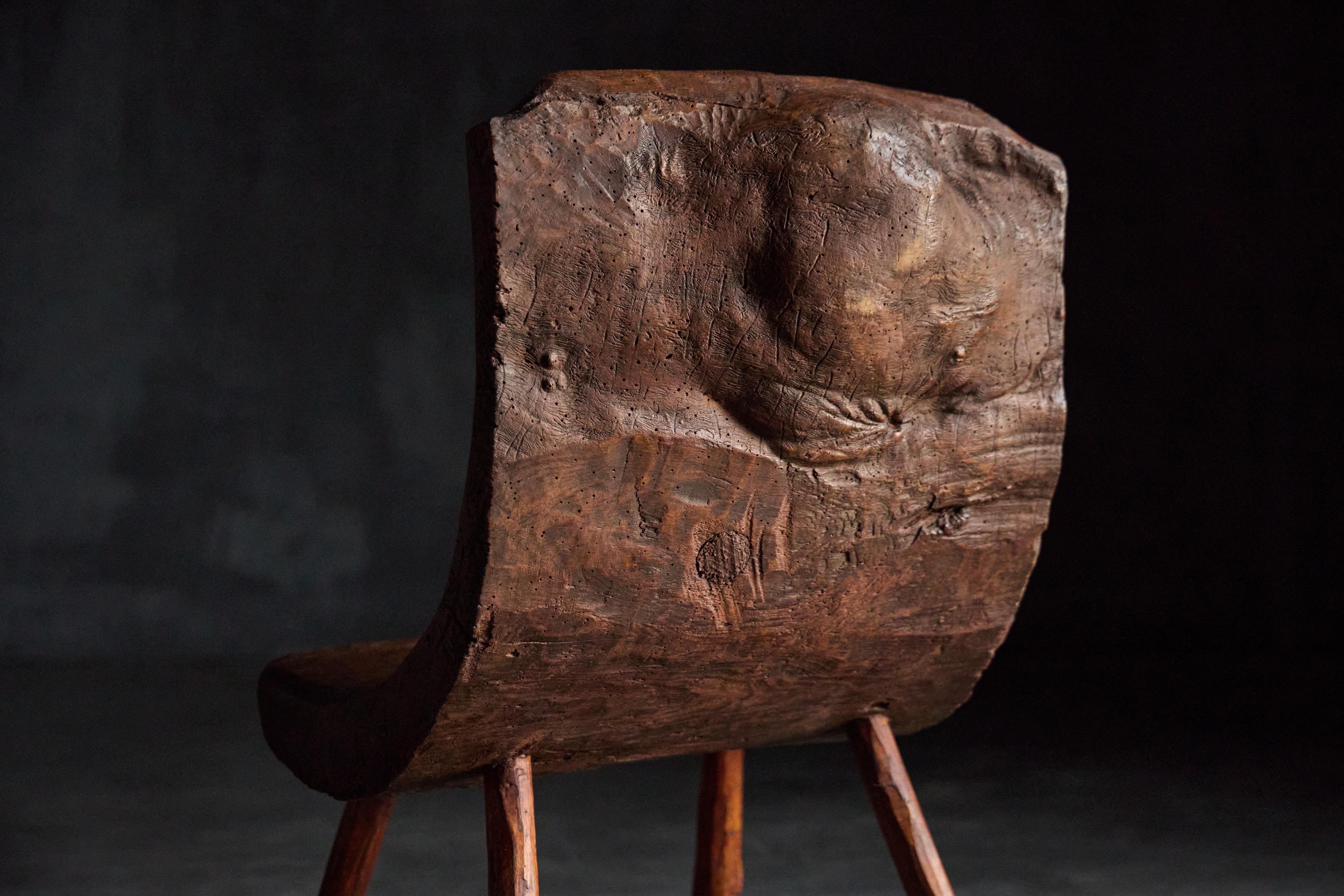 Brutalistischer pyrenäischer Monoxyle-Hocker, Frankreich, 1950er Jahre (Mitte des 20. Jahrhunderts) im Angebot
