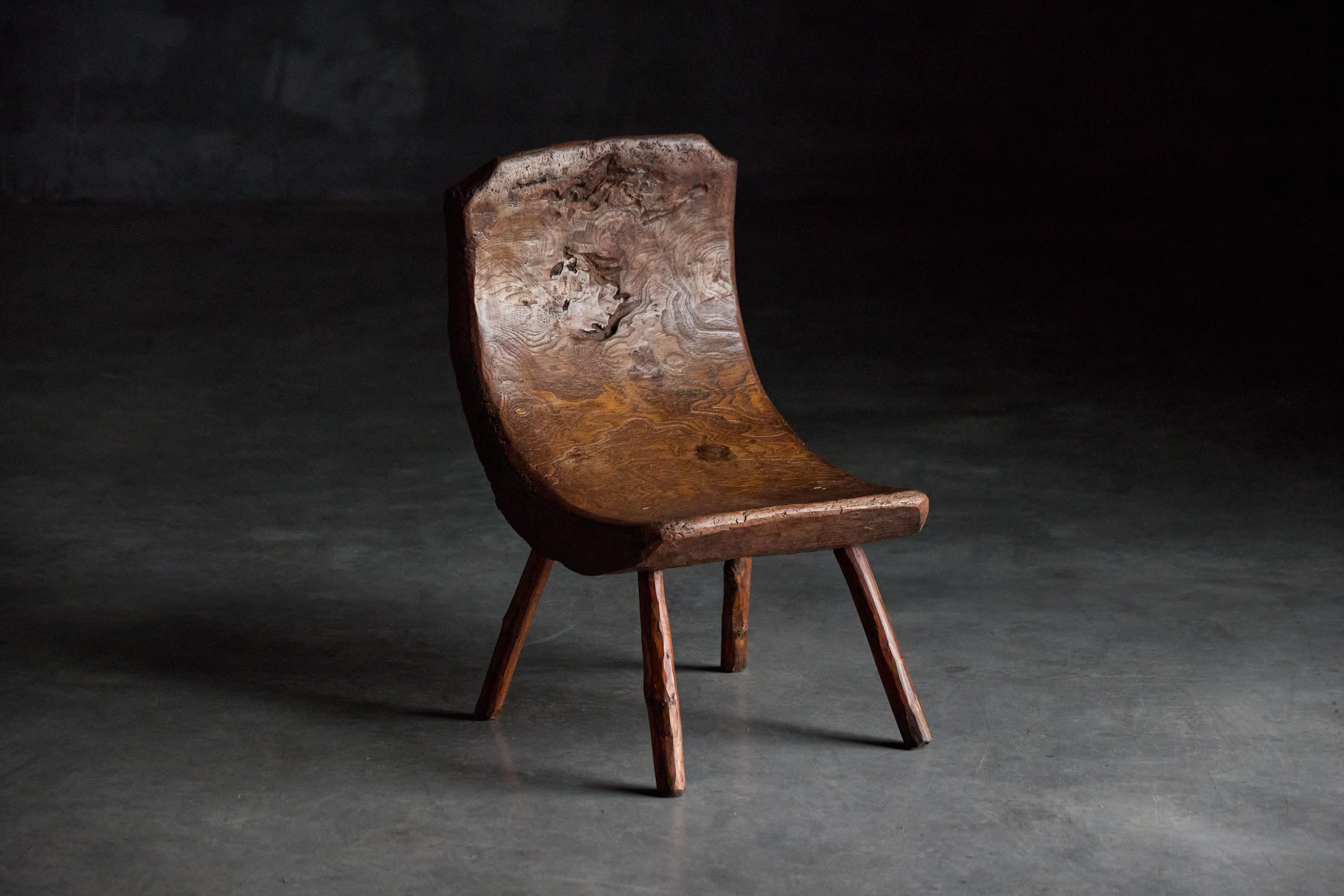 Brutalistischer pyrenäischer Monoxyle-Hocker, Frankreich, 1950er Jahre (Holz) im Angebot