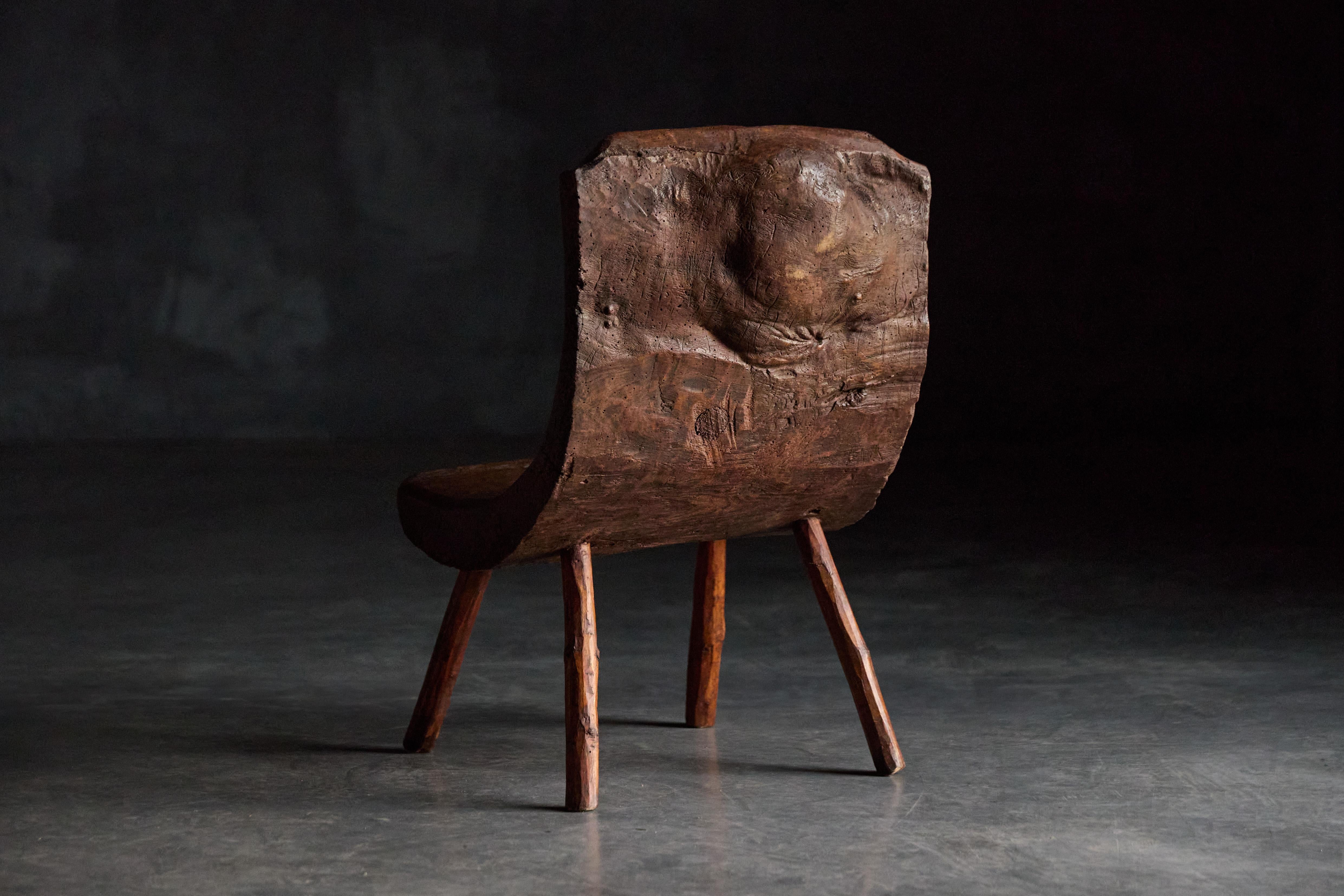 Brutalistischer pyrenäischer Monoxyle-Hocker, Frankreich, 1950er Jahre im Angebot 1