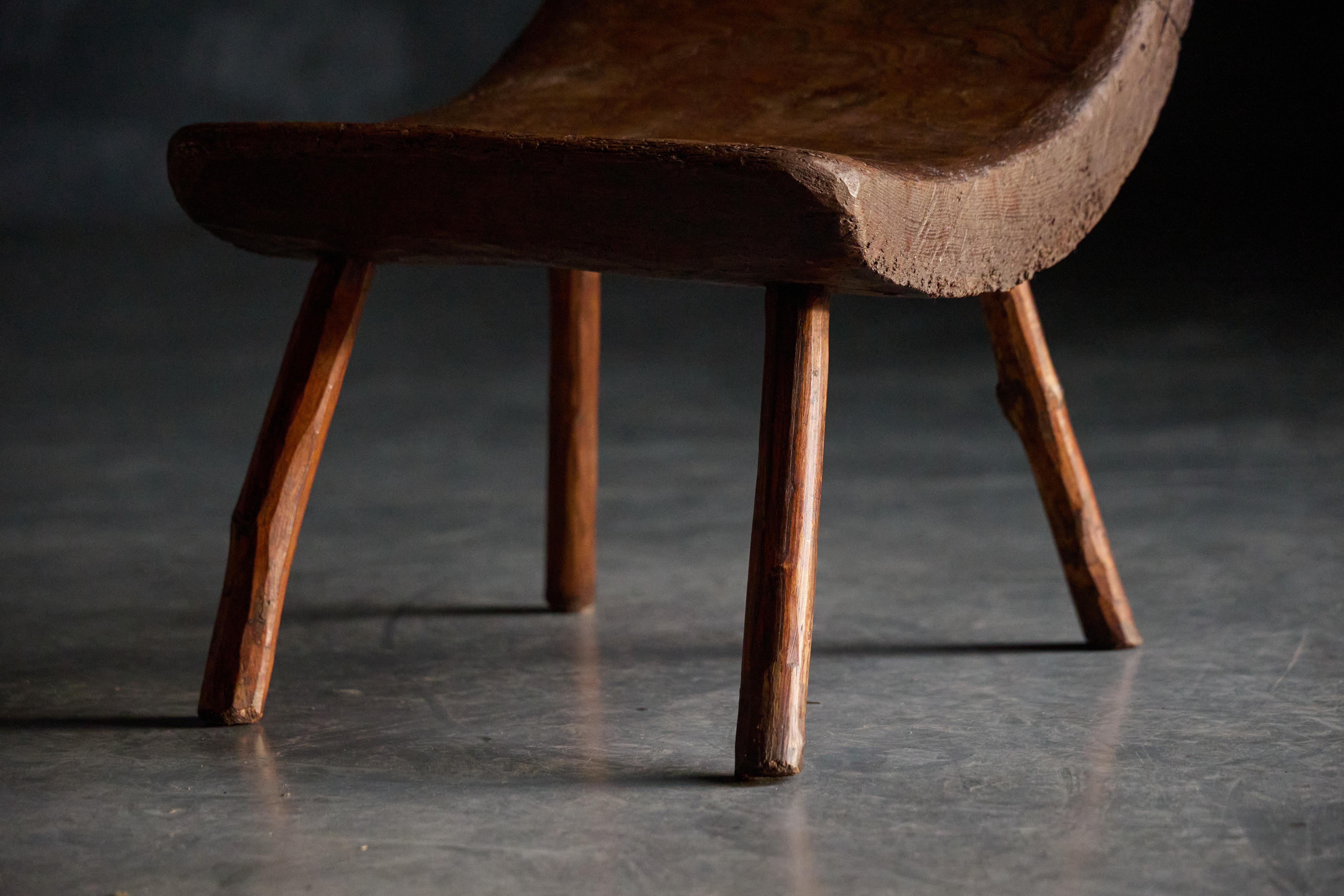 Brutalistischer pyrenäischer Monoxyle-Hocker, Frankreich, 1950er Jahre im Angebot 2