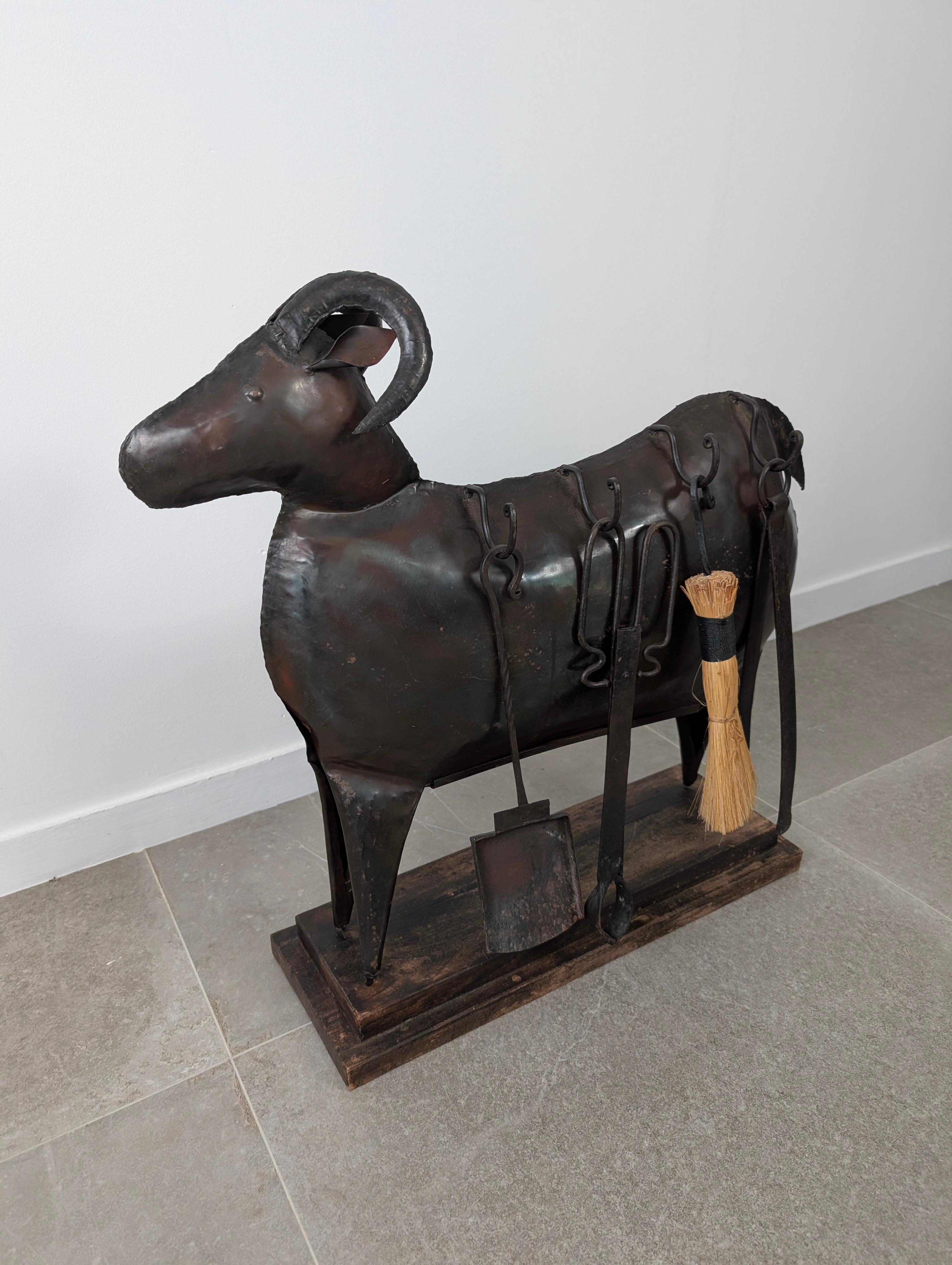 Brutalistisches Kaminbesteck in Widderform aus handgeschmiedetem Metall, Lalanne-Stil im Angebot 7