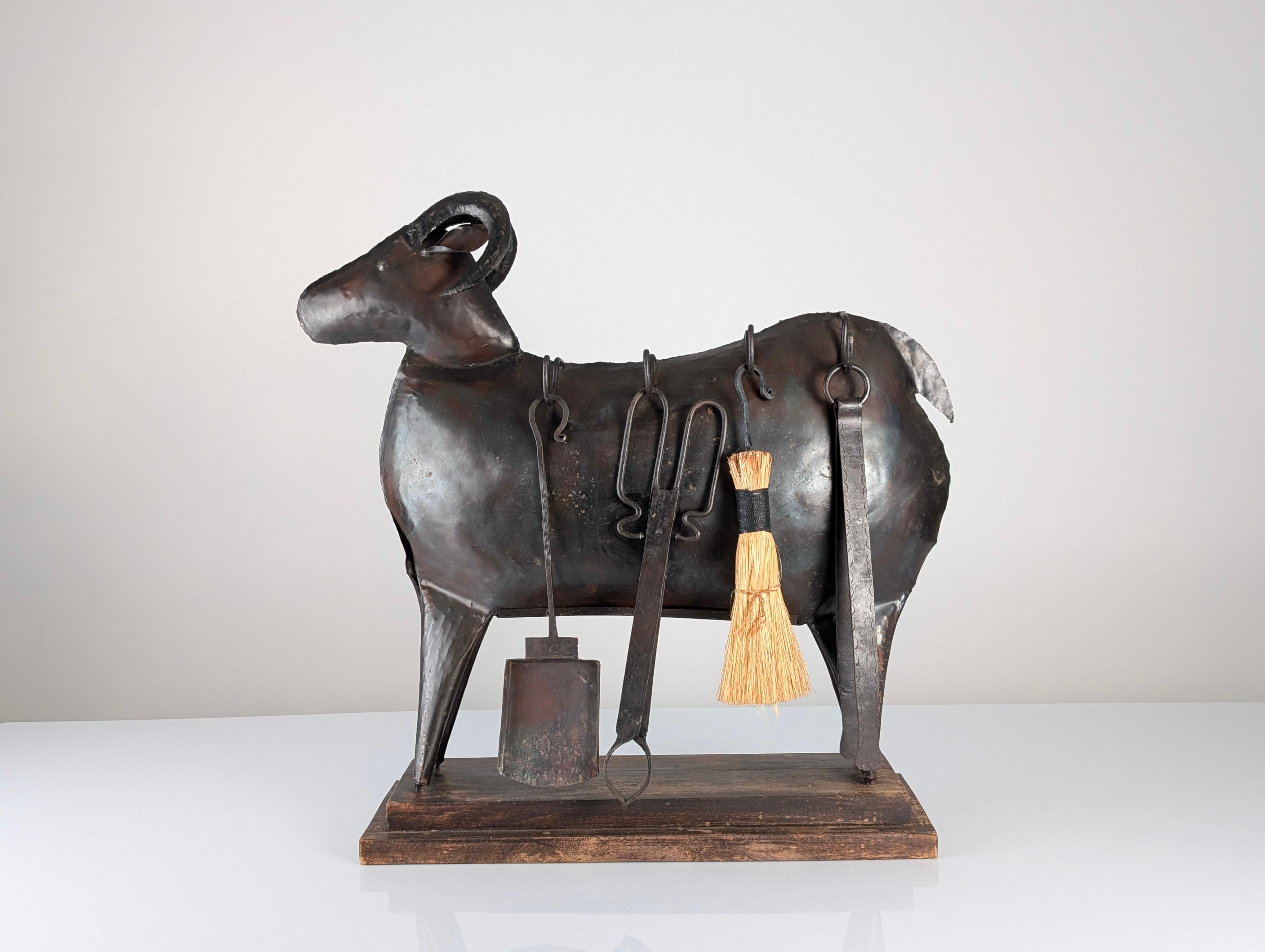 Ein skulpturaler Kaminbestecksatz in Form einer zoomorphen Widderfigur, hergestellt aus handgeschmiedetem Eisen. Dieses Stück erinnert stark an die skulpturale und funktionale Ästhetik, die von Designern wie Claude Lalanne propagiert wurde, bei der