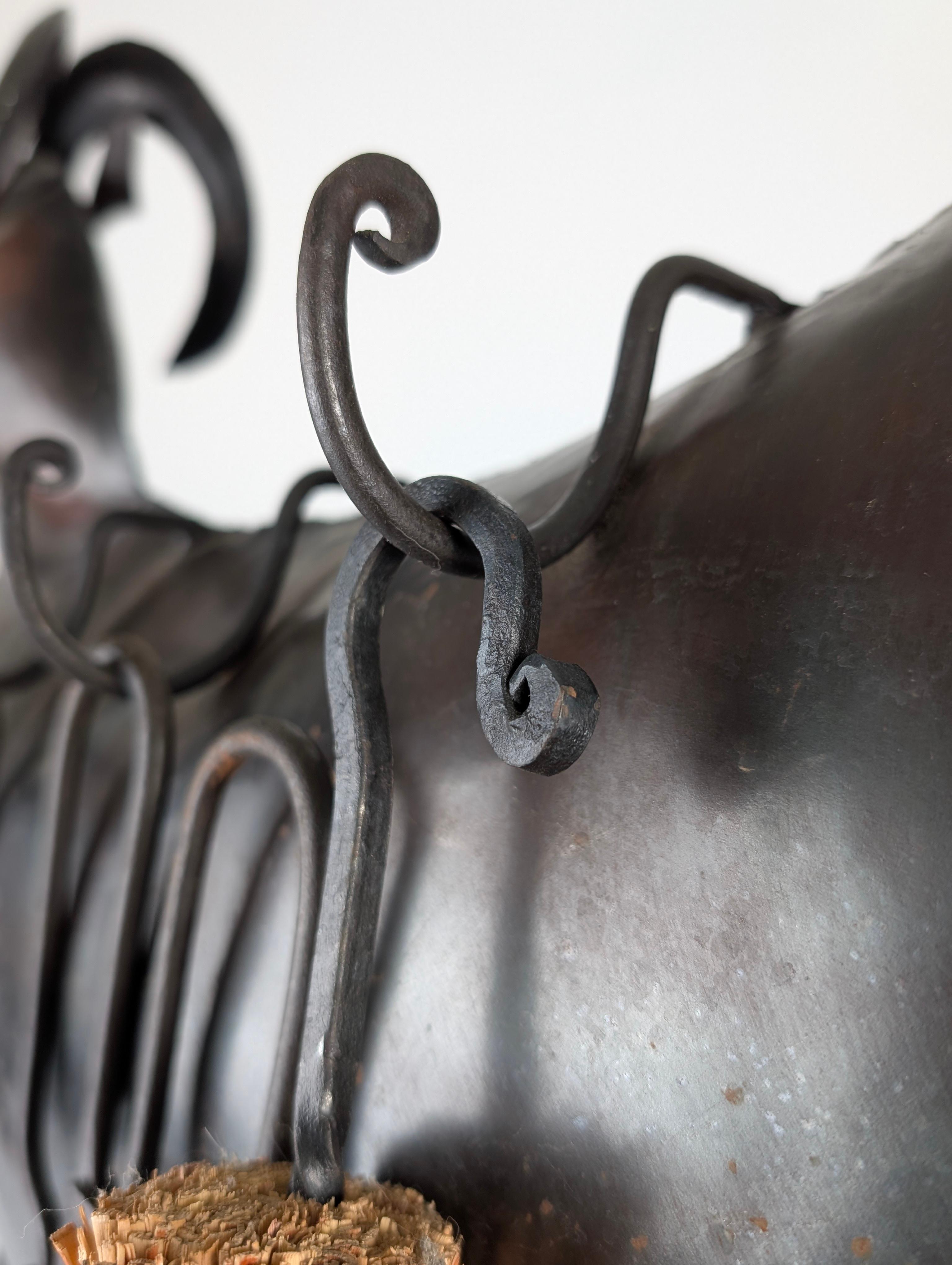 Brutalistisches Kaminbesteck in Widderform aus handgeschmiedetem Metall, Lalanne-Stil (Geschmiedet) im Angebot