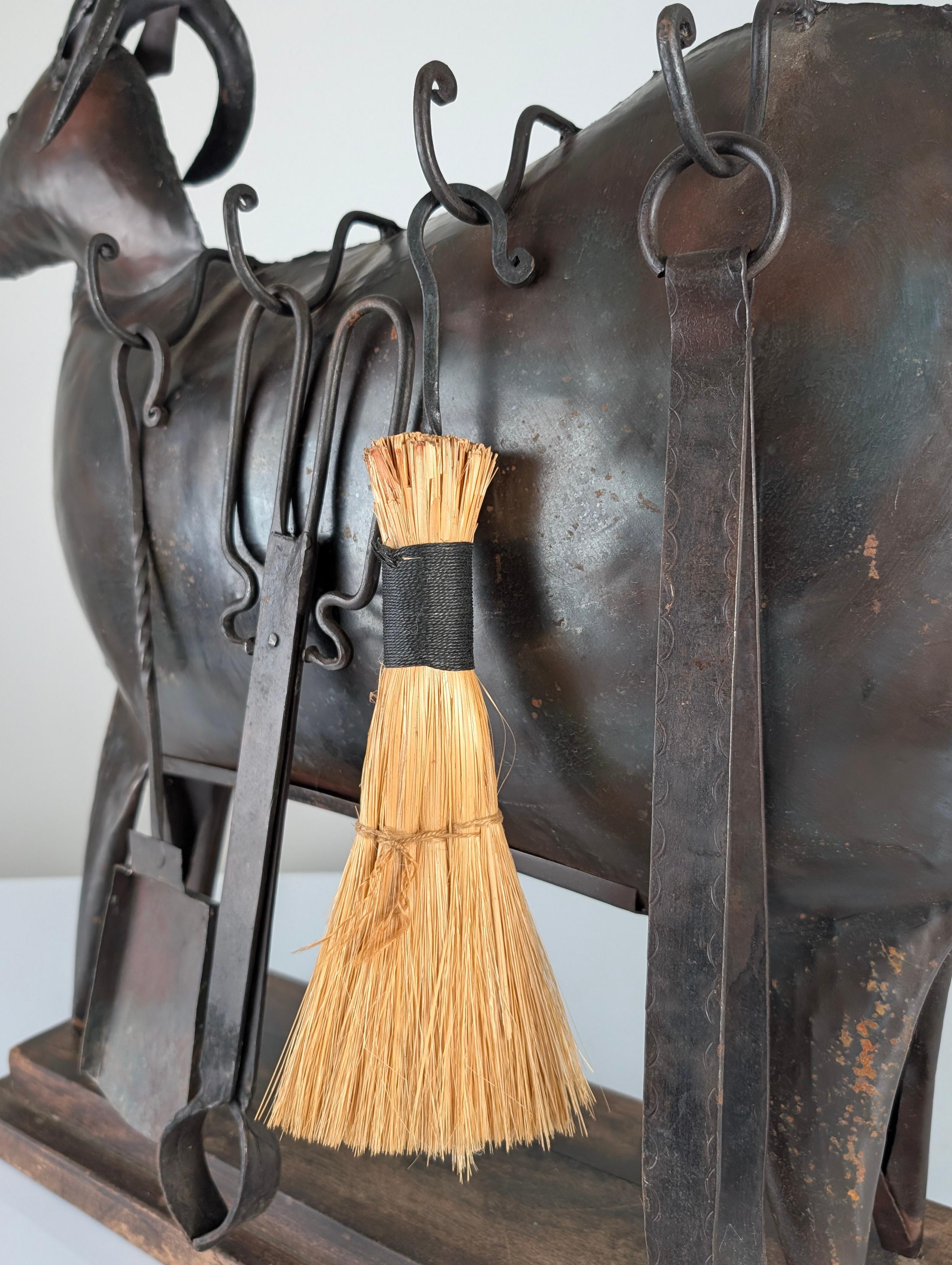 Brutalistisches Kaminbesteck in Widderform aus handgeschmiedetem Metall, Lalanne-Stil im Zustand „Gut“ im Angebot in Benalmadena, ES