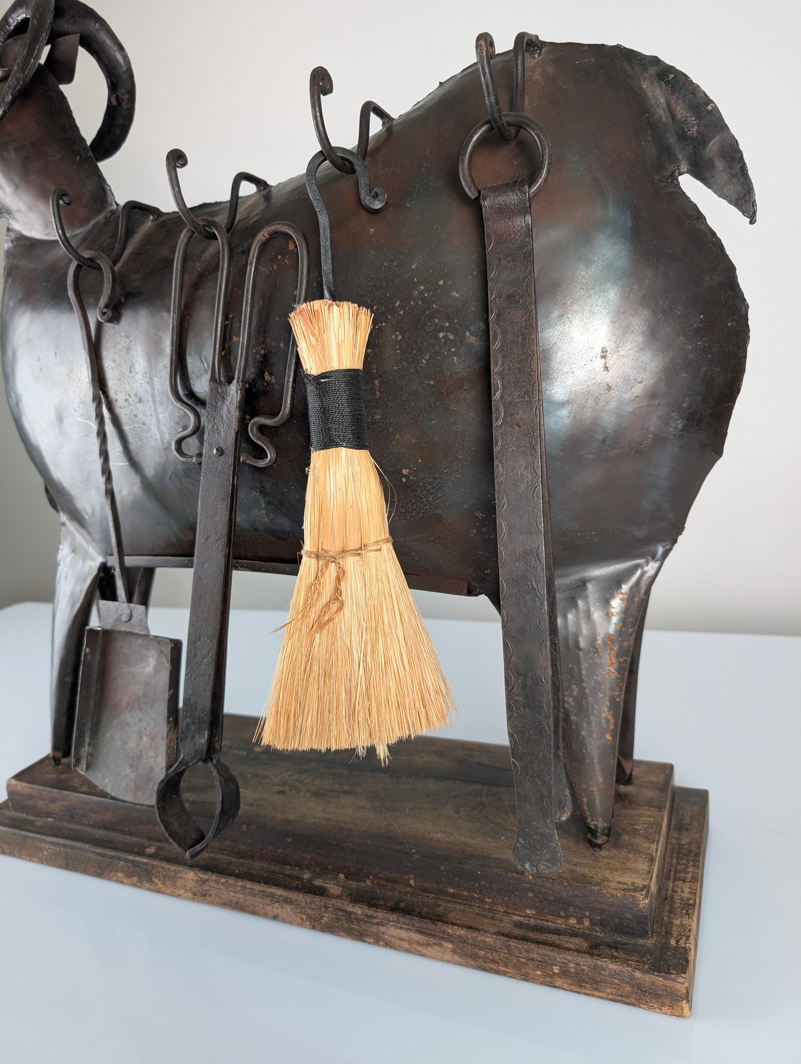 Brutalistisches Kaminbesteck in Widderform aus handgeschmiedetem Metall, Lalanne-Stil im Angebot 3