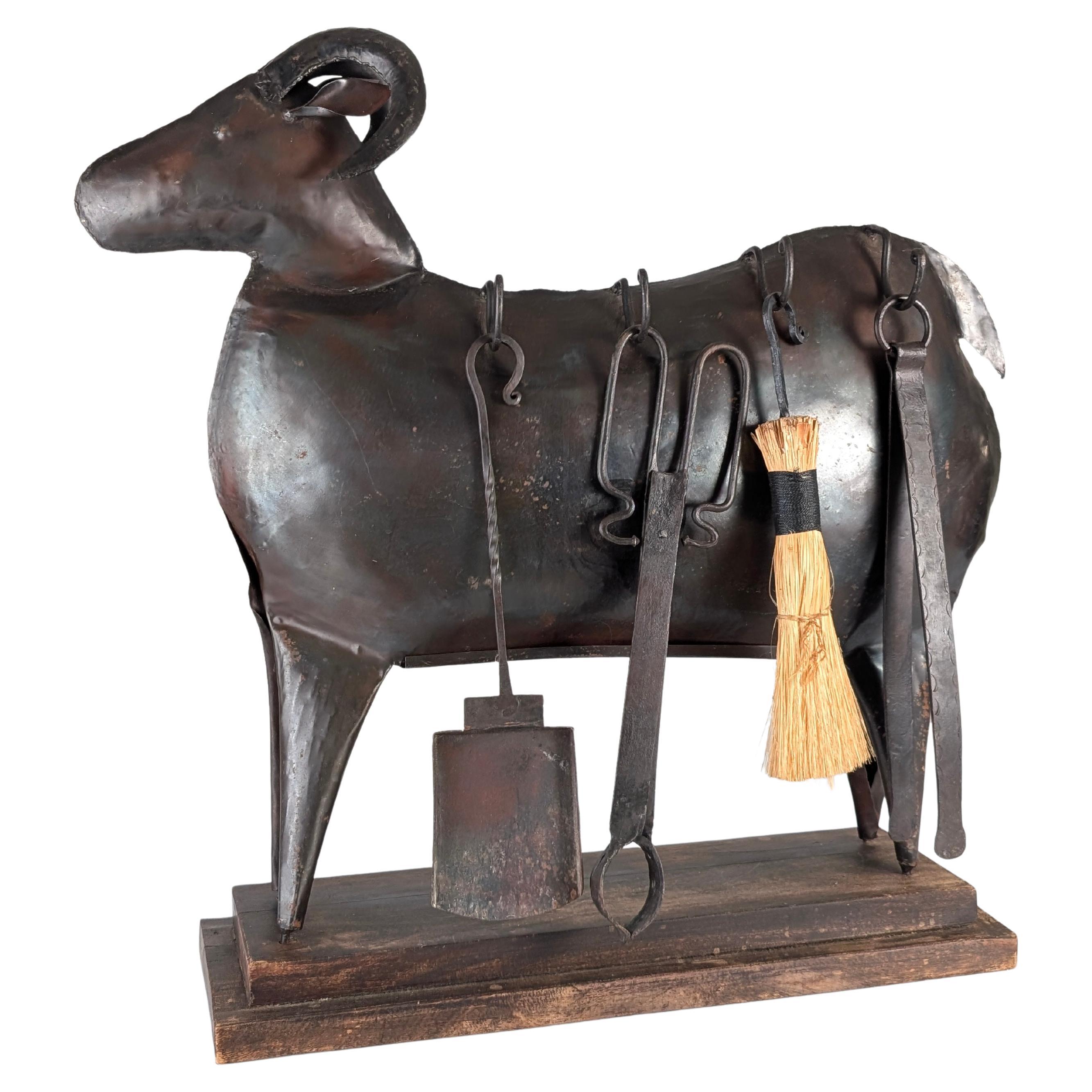 Brutalistisches Kaminbesteck in Widderform aus handgeschmiedetem Metall, Lalanne-Stil im Angebot