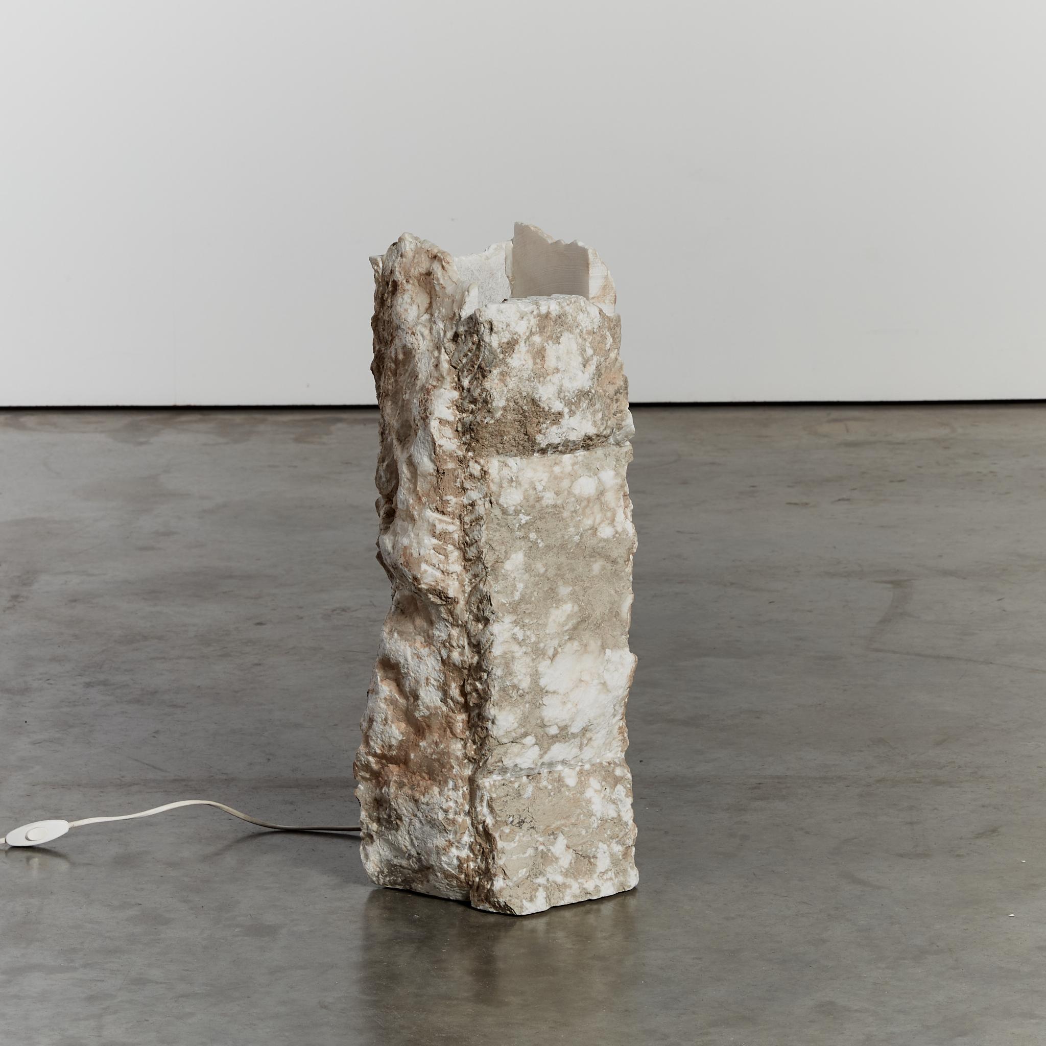 Brutalist raw edge alabaster statement column table lamp In Excellent Condition In London, GB