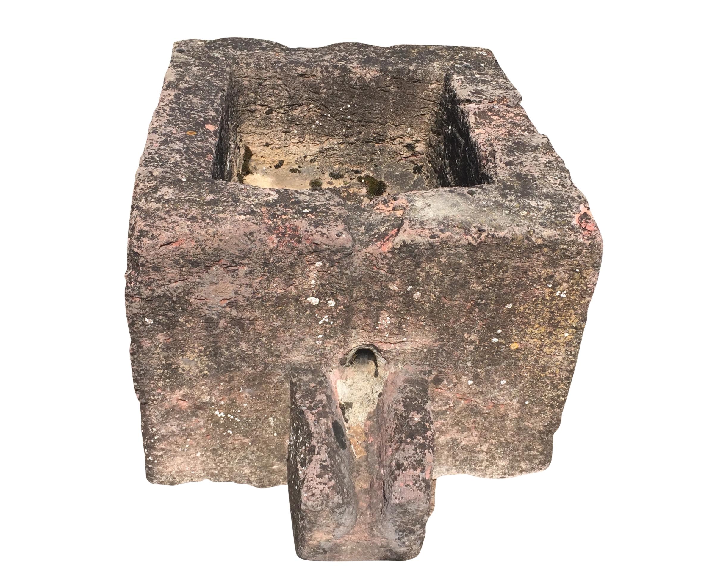 Abreuvoir exceptionnel. Extra brut et en pierre rouge dure de France. 15e siècle ou antérieur. Récupéré en Provence.
La vraie affaire, rare à trouver, avec des détails et une usure artempo uniques.
Un élément de jardin brutal et intemporel. 
Mesures