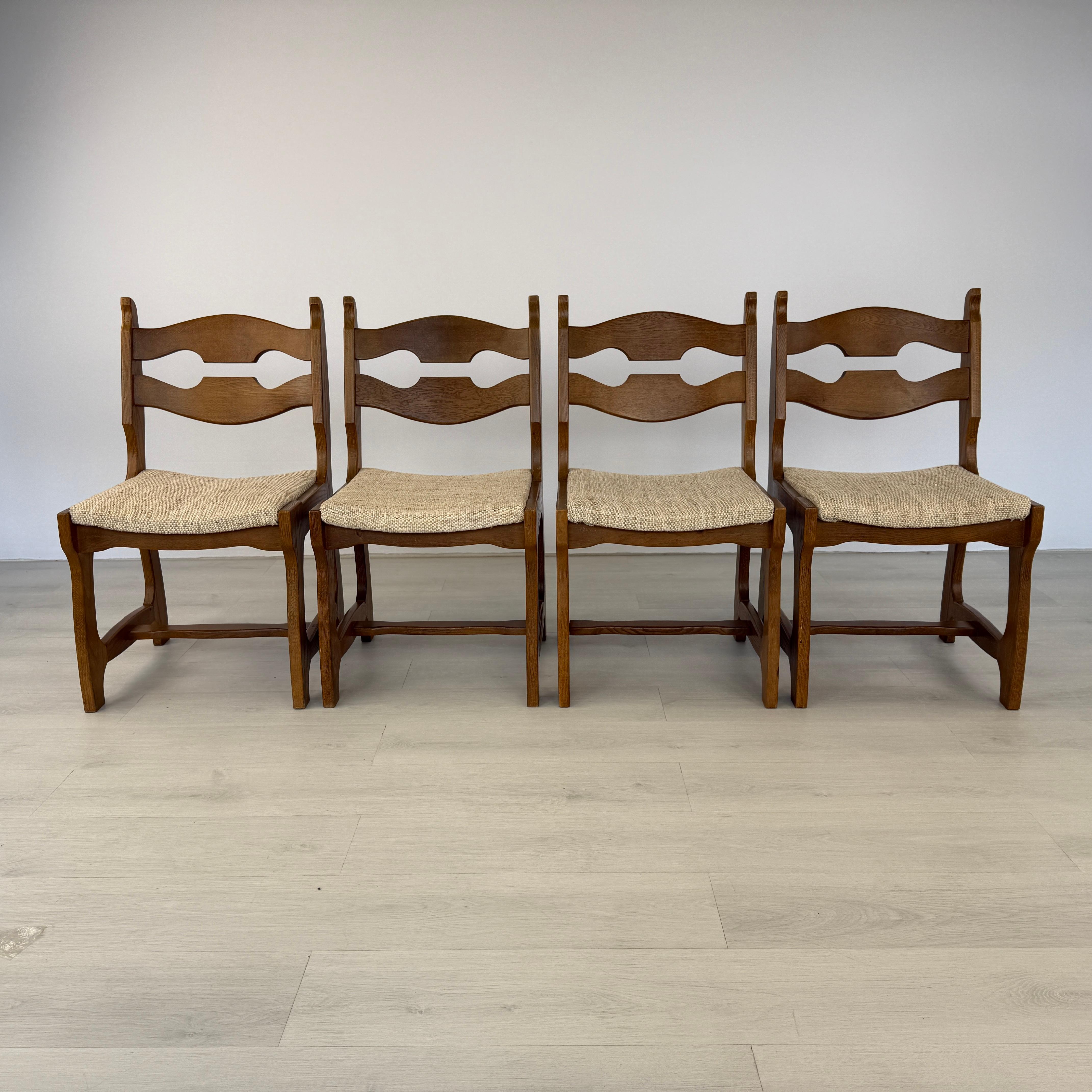 Dimensions: H 35.5” x W 19.7” x D 18.5” x SH 18.5”

Set of 4 Vintage Brutalist Razor Blade dining chairs with newly upholstered seats in beige fabric. Solid oak frame. Comfortable and stylish set.

Please see our other listings for ideas and