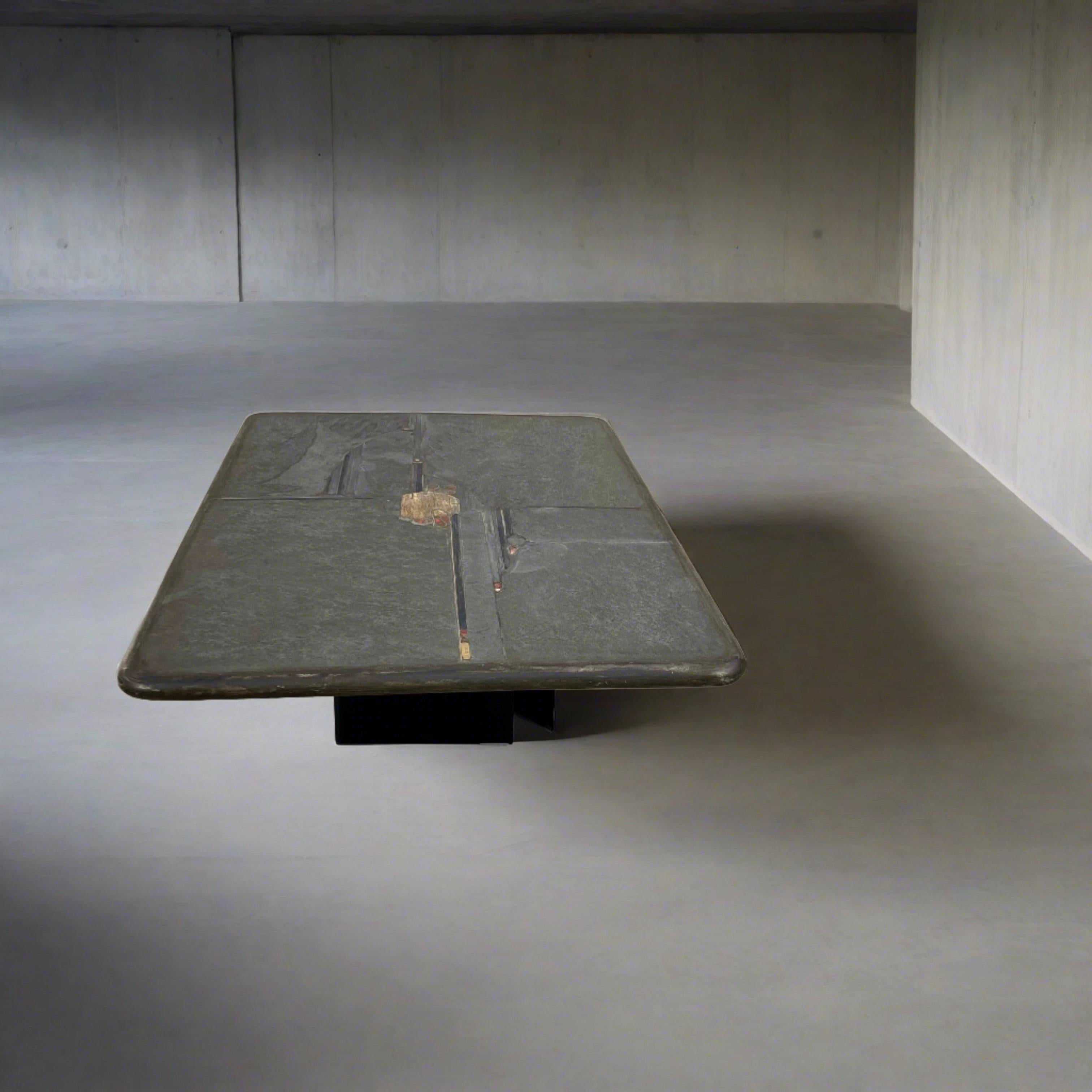 Incrusté Table basse rectangulaire brutaliste en ardoise du sculpteur Paul Kingma 1996 en vente