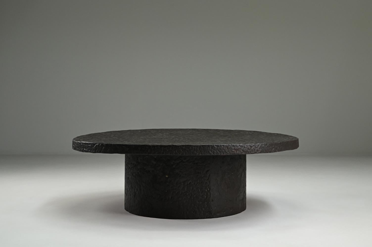 Mesa de centro de resina y piedra, años 70 Países Bajos. Esta llamativa mesa de centro está fabricada en piedra de resina de alta calidad, lo que le confiere una presencia atrevida y escultural. Con su parte superior redonda y su base cilíndrica, la