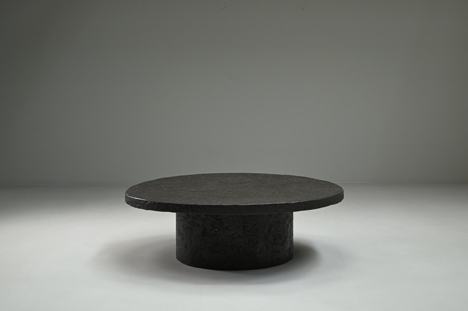 Mesa de centro Brutalista de resina y piedra, años 70 Holanda. Holandés en venta