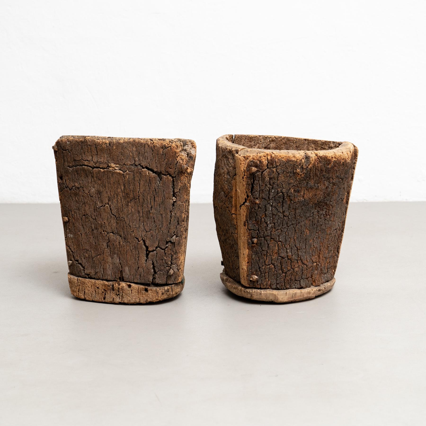 Embárcate en un viaje en el tiempo con este encantador par de cubos de basura, reliquias de principios de los años 40. Elaborados en el inconfundible estilo Brutalista, sus diseños irradian sencillez y encanto rústico.

El encanto perdurable del