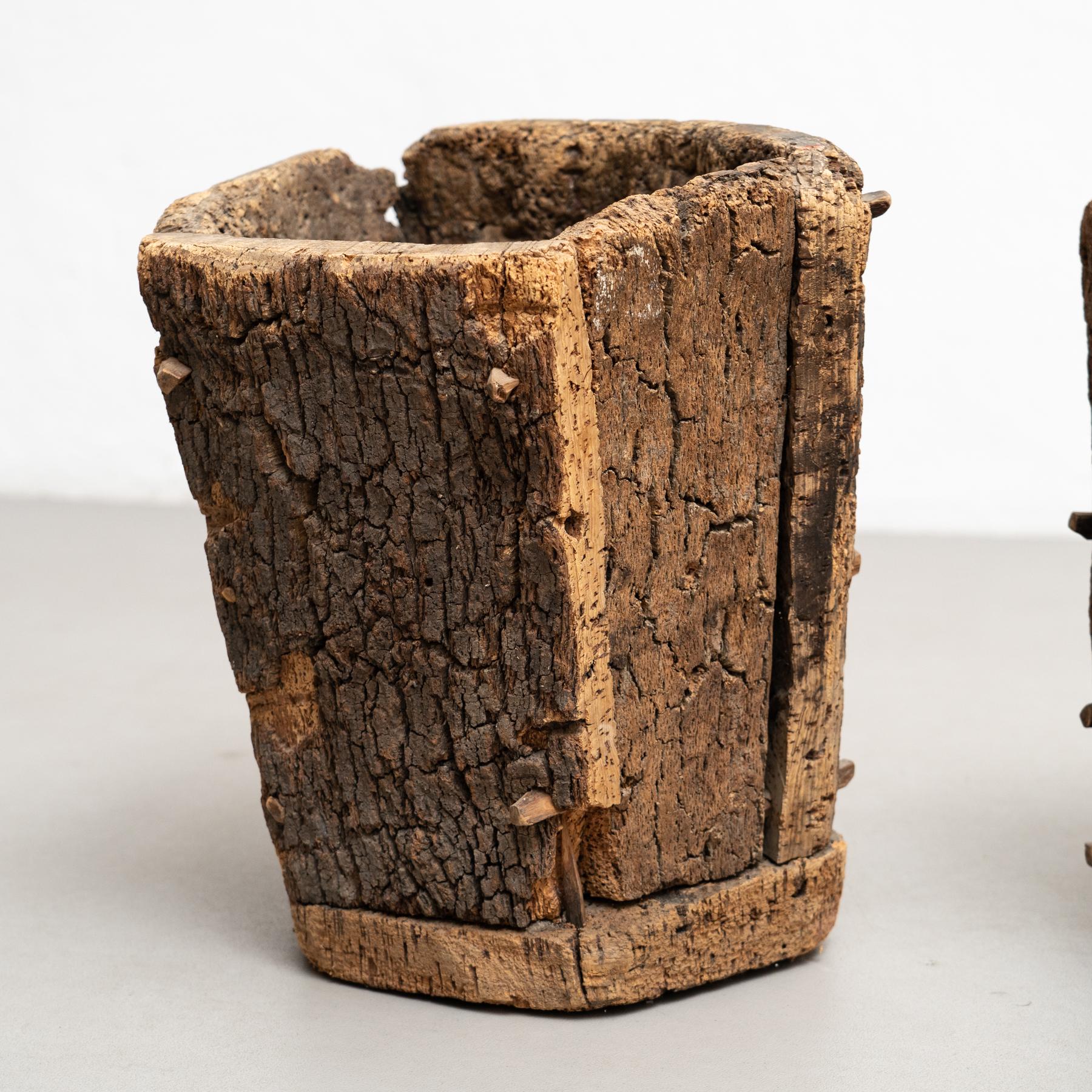 Romance Brutalista: Pareja de cubos de basura vintage de corcho de principios del siglo XX Corcho