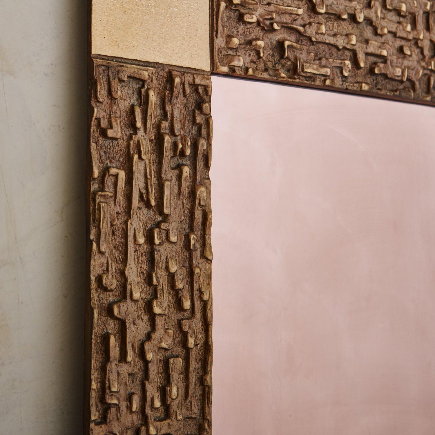 Miroir à cadre brutaliste en laiton teinté rose attribué à Luciano Frigerio, Italie en vente 1
