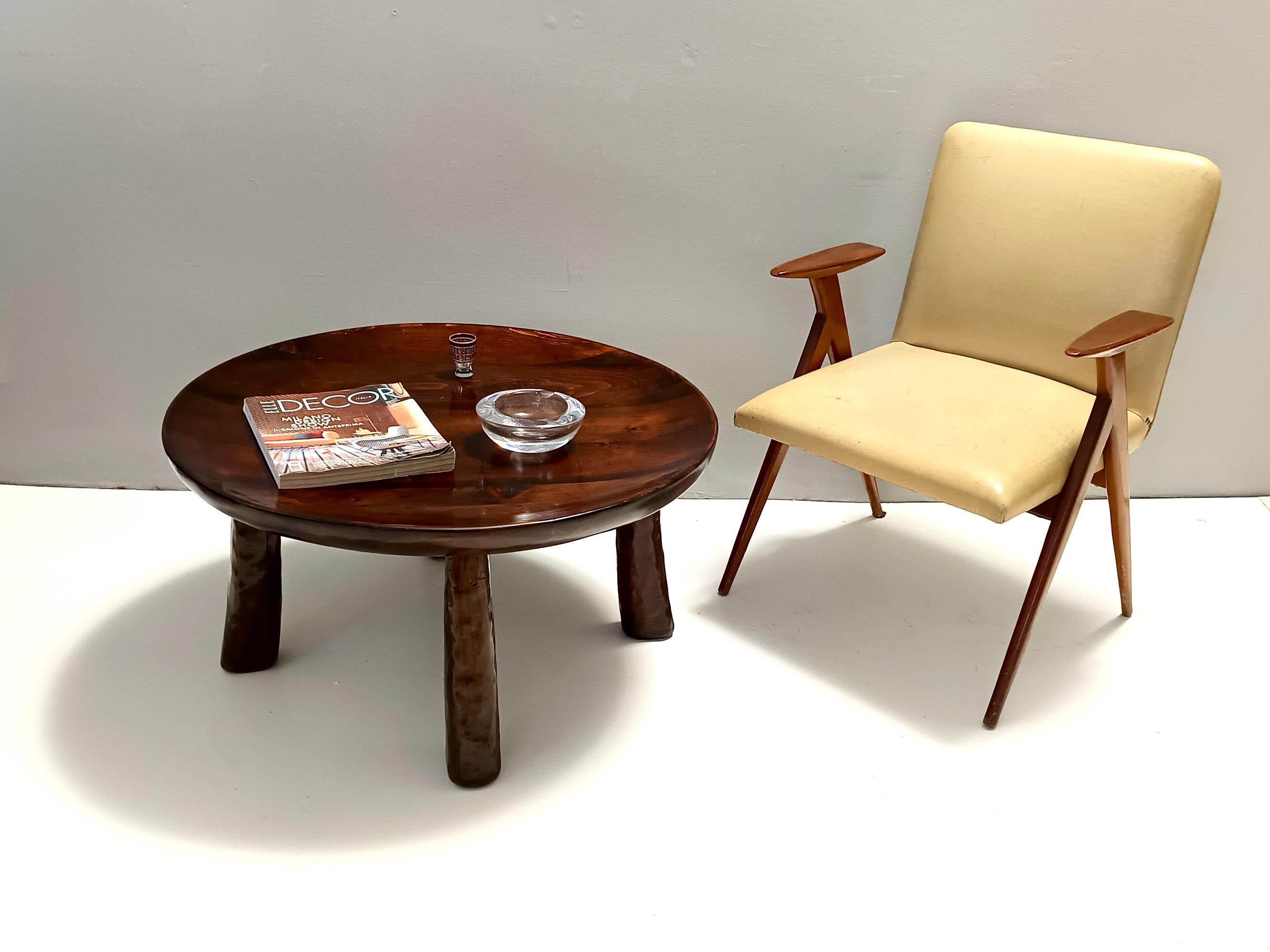Hergestellt in Italien, 1950er Jahre.
Dieser runde Couchtisch ist aus Buche handgefertigt. 
Er ist wahrscheinlich von Niemeyers Hockern inspiriert.
Da es sich um einen Vintage-Artikel handelt, kann er leichte Gebrauchsspuren aufweisen, aber er wurde