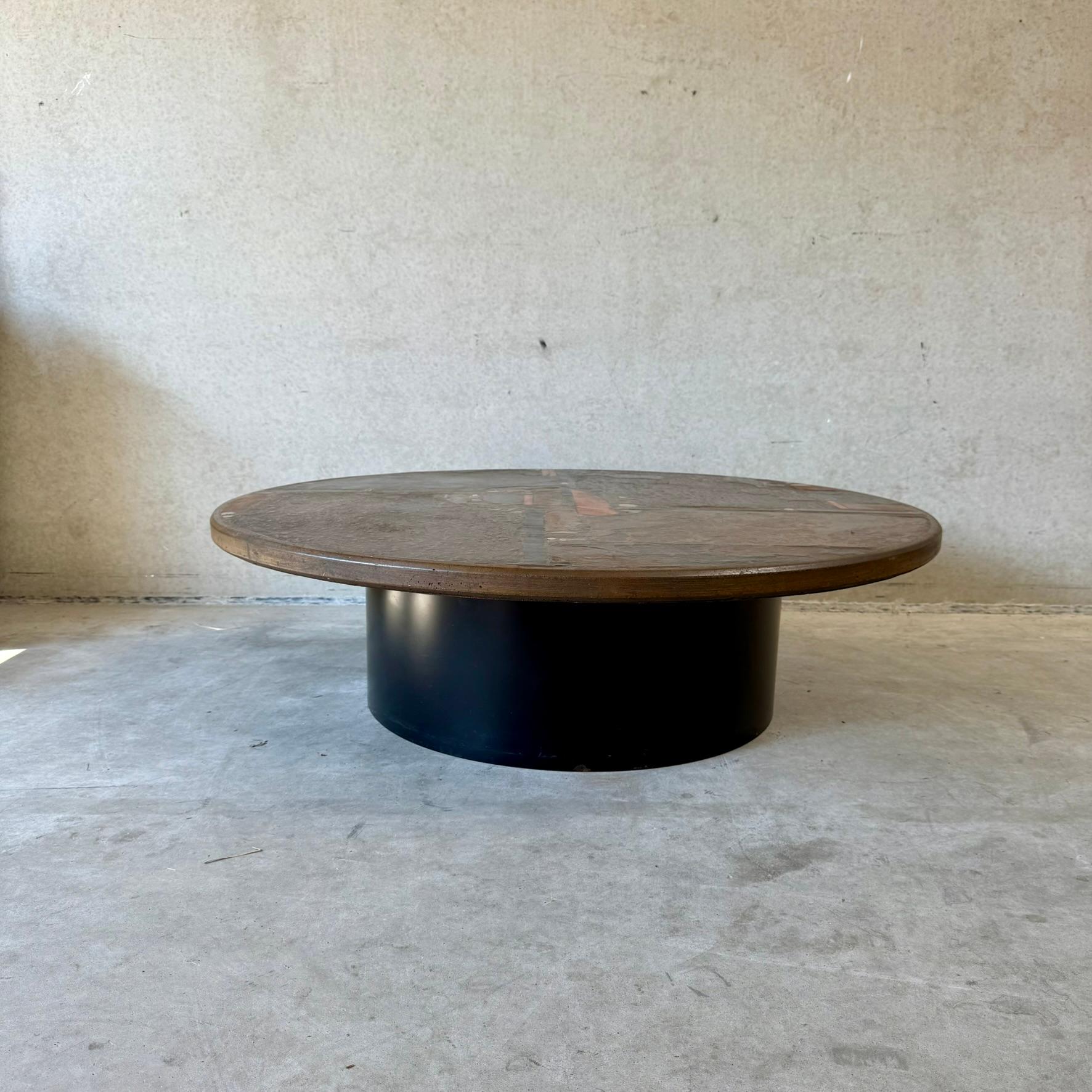 Tavolino rotondo brutalista in pietra di ardesia marrone dello scultore Paul Kingma 1978 in vendita 5
