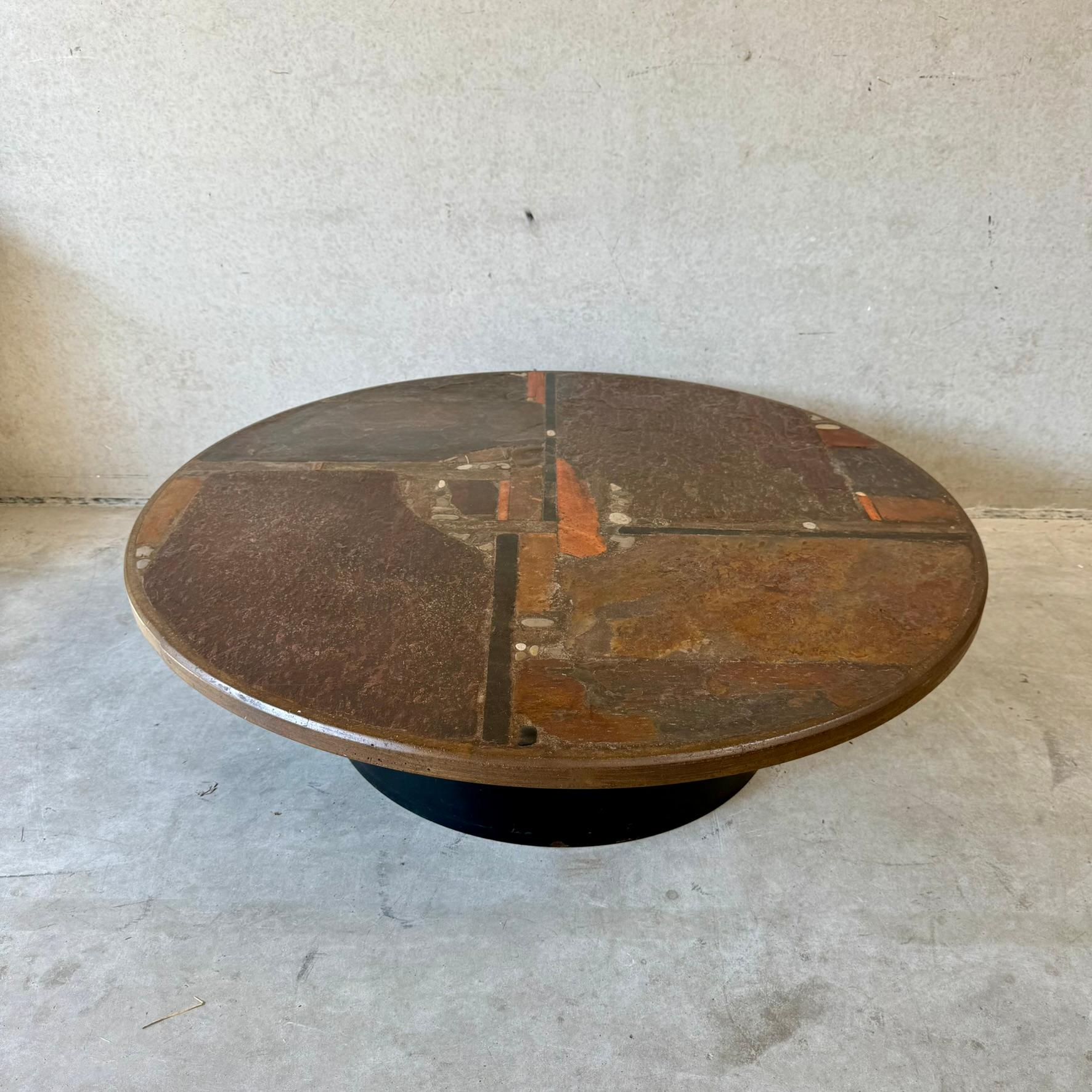 Tavolino rotondo brutalista in pietra di ardesia marrone dello scultore Paul Kingma 1978 in vendita 6