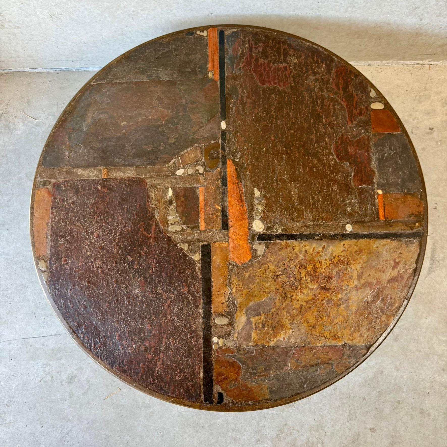 Tavolino rotondo brutalista in pietra di ardesia marrone dello scultore Paul Kingma 1978 in vendita 11