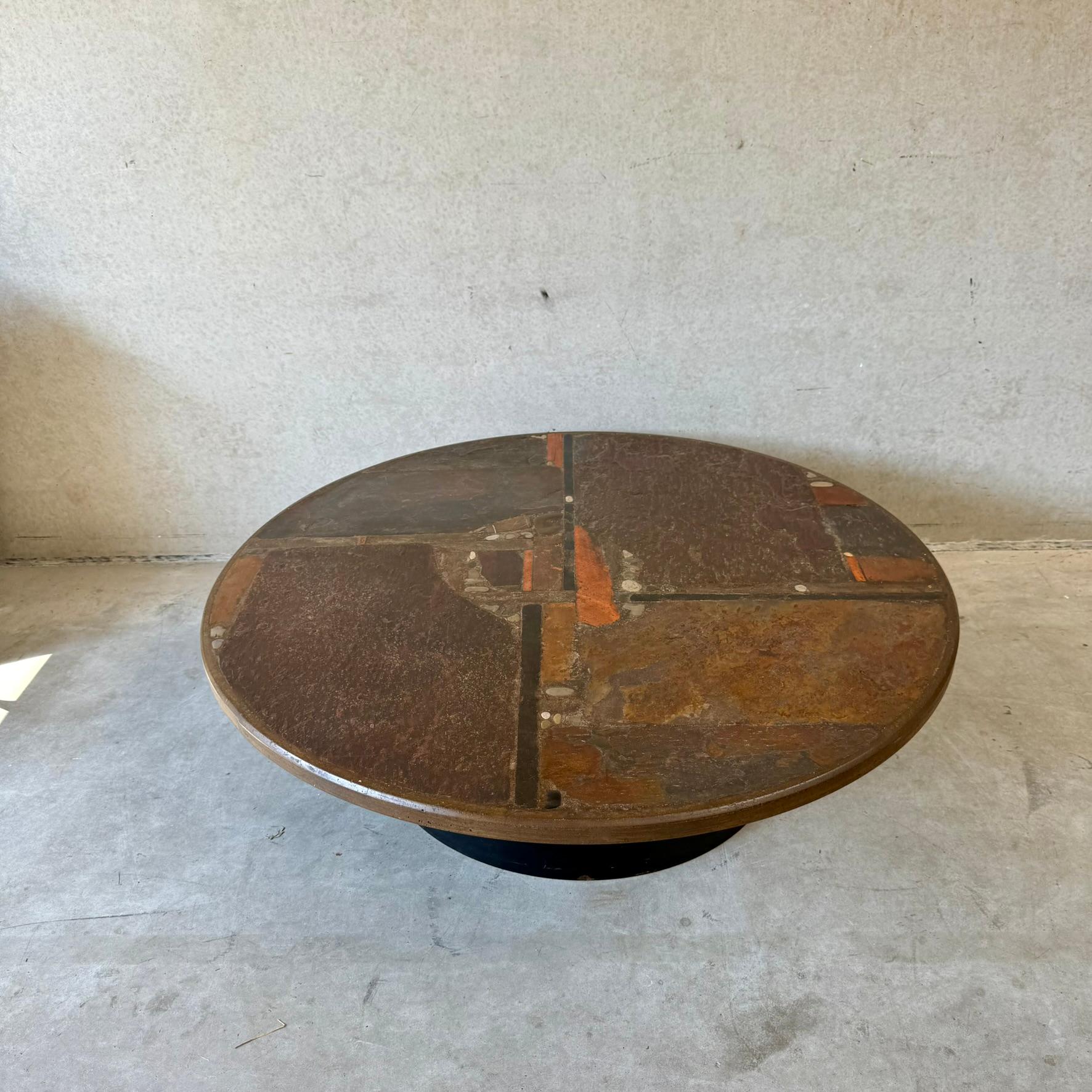 Intagliato a mano Tavolino rotondo brutalista in pietra di ardesia marrone dello scultore Paul Kingma 1978 in vendita