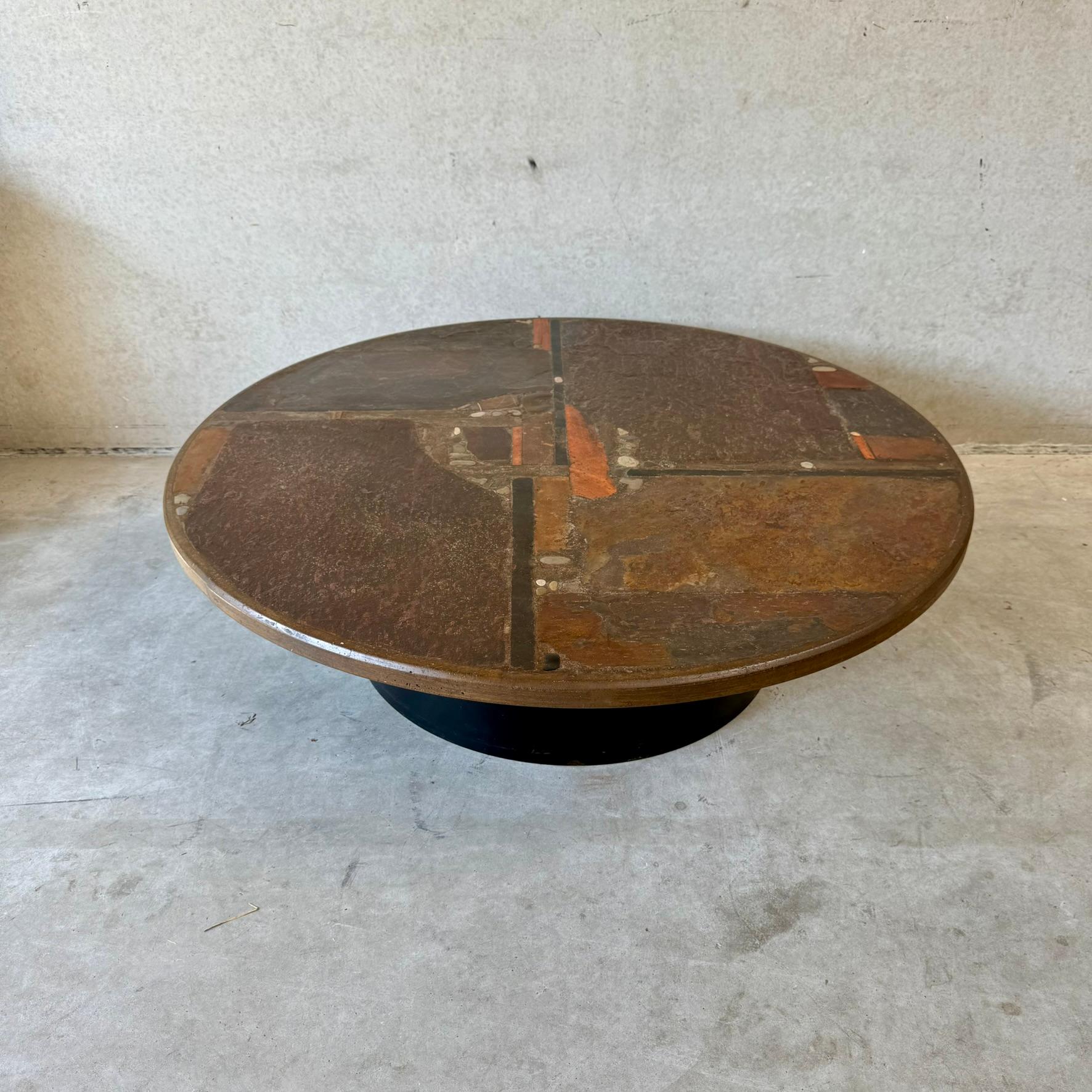 Fine XX secolo Tavolino rotondo brutalista in pietra di ardesia marrone dello scultore Paul Kingma 1978 in vendita
